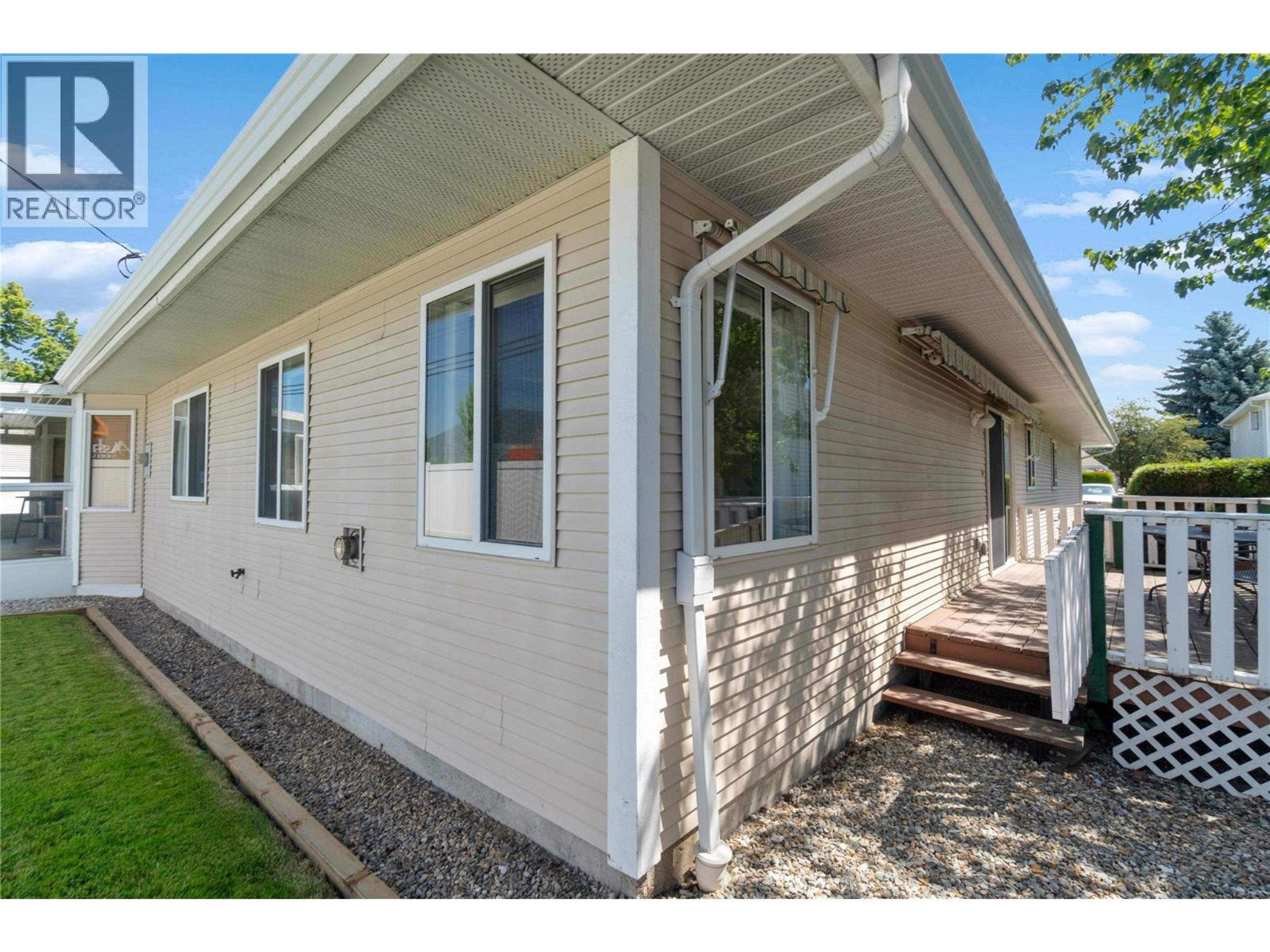 900 5 Avenue SW, Salmon Arm - Exteriors - Photo 5