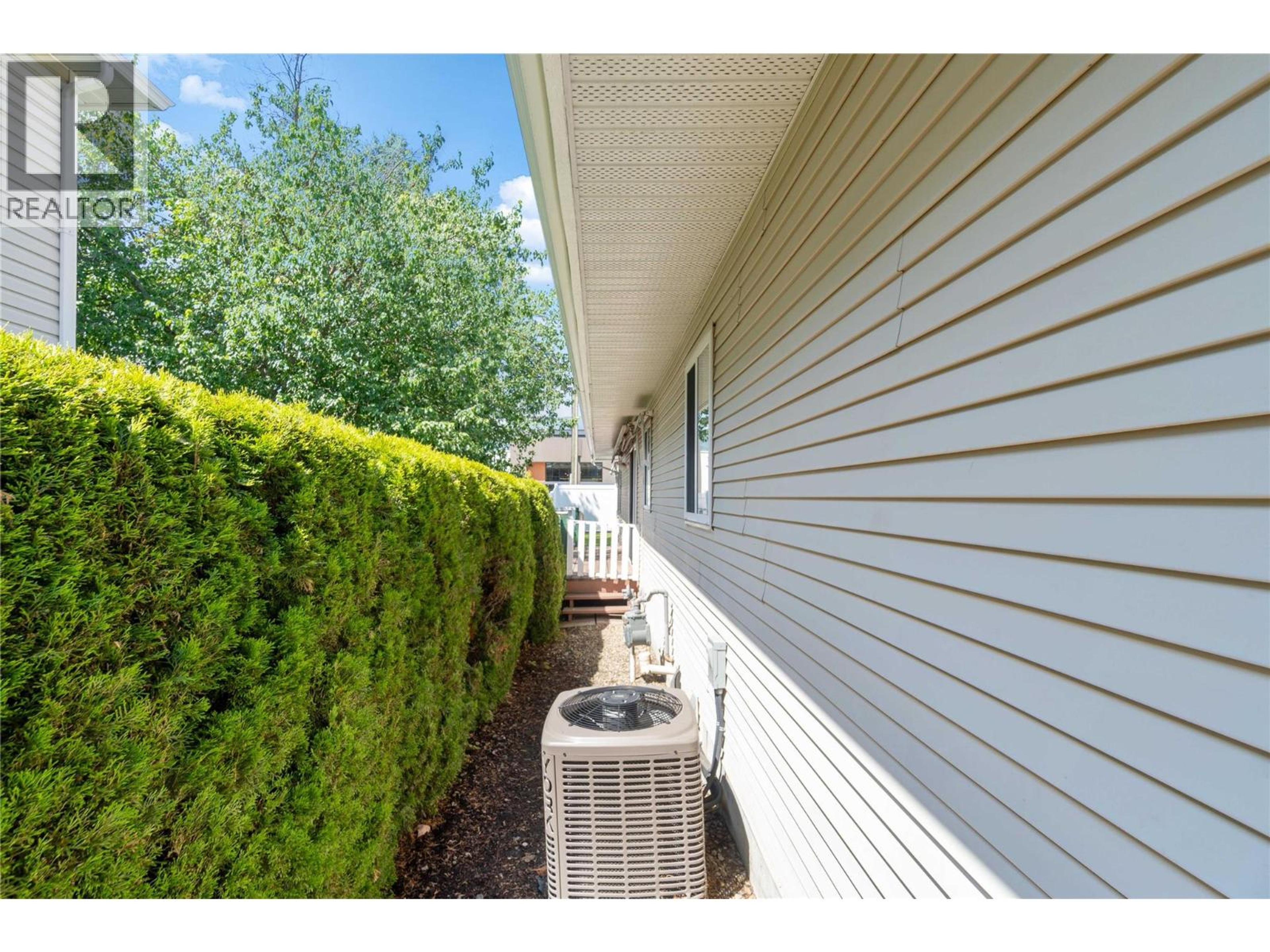 900 5 Avenue SW, Salmon Arm - Exteriors - Photo 7