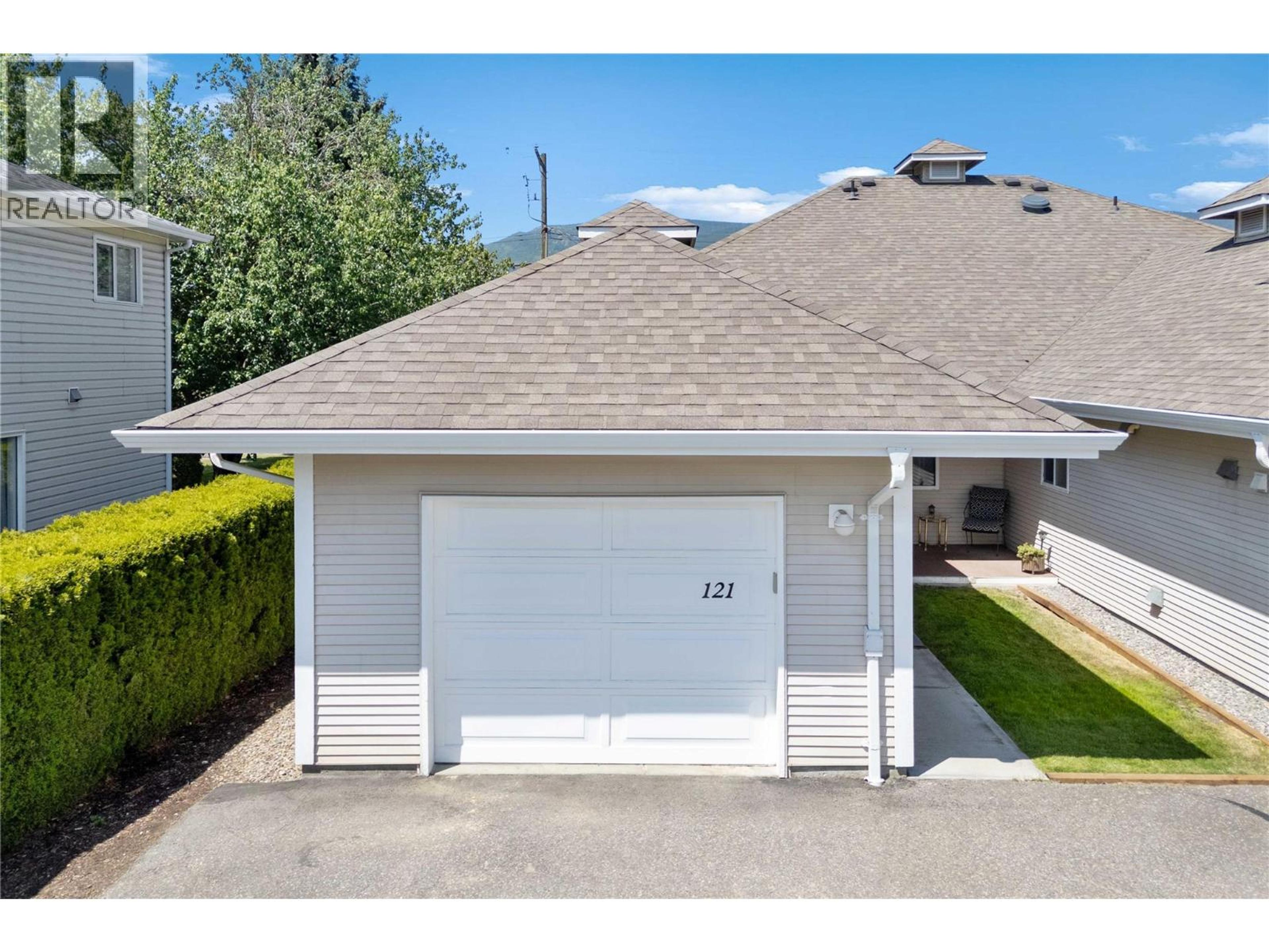 900 5 Avenue SW, Salmon Arm - Exteriors - Photo 8