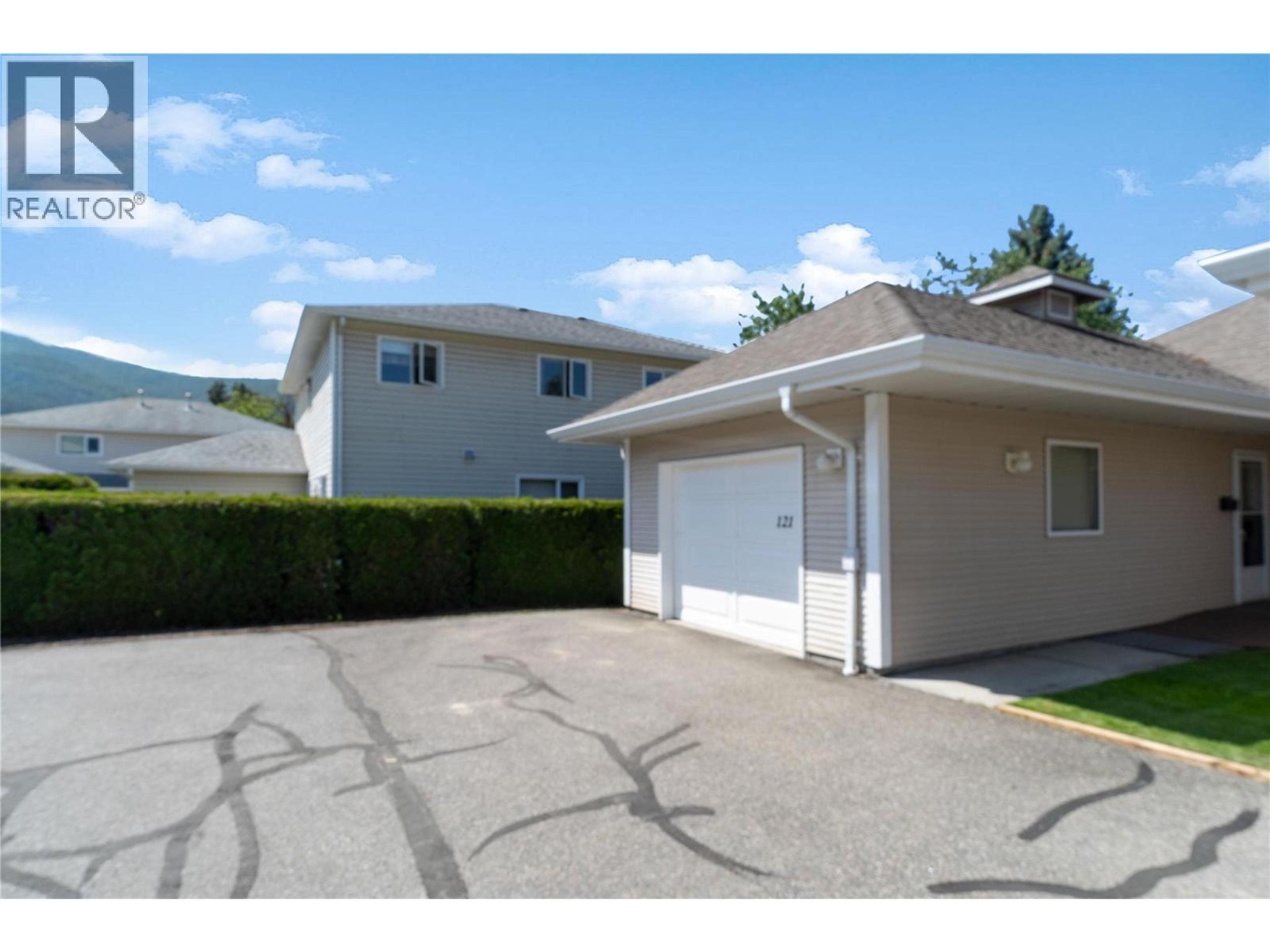 900 5 Avenue SW, Salmon Arm - Exteriors - Full Complex View - Photo 11