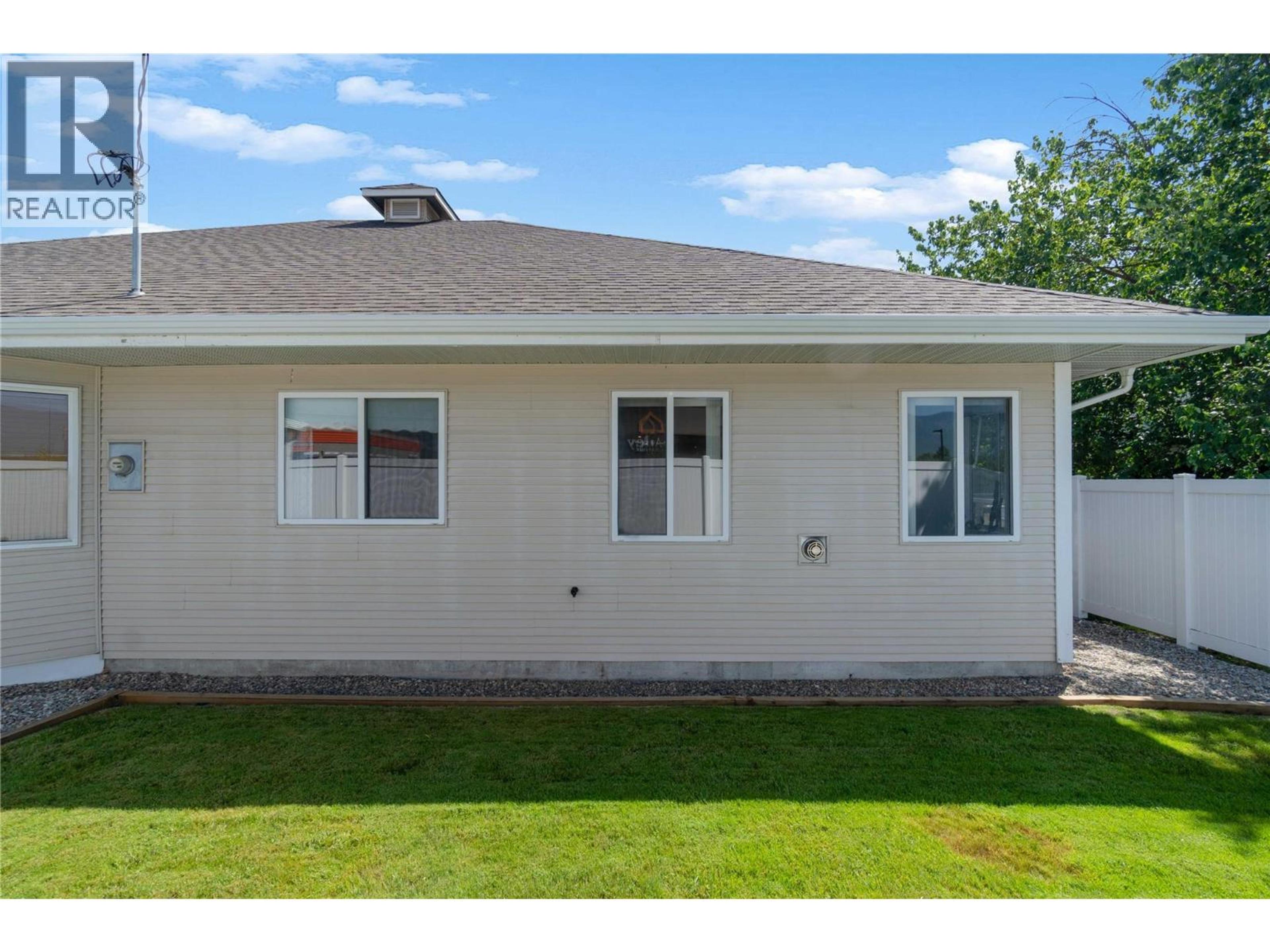 900 5 Avenue SW, Salmon Arm - Exteriors - Photo 12