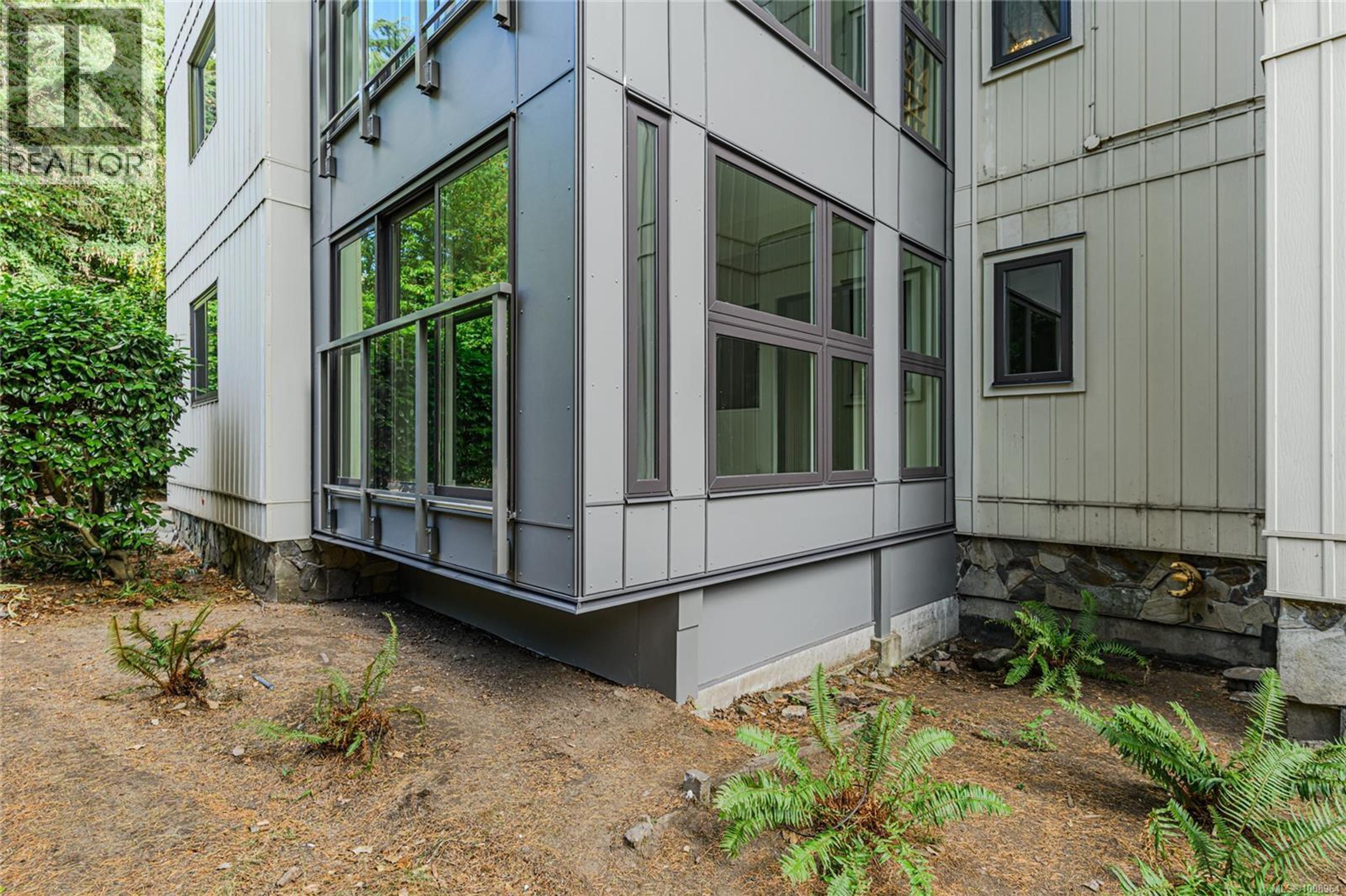 1875 Lansdowne Rd, Saanich - Exteriors - Photo 3