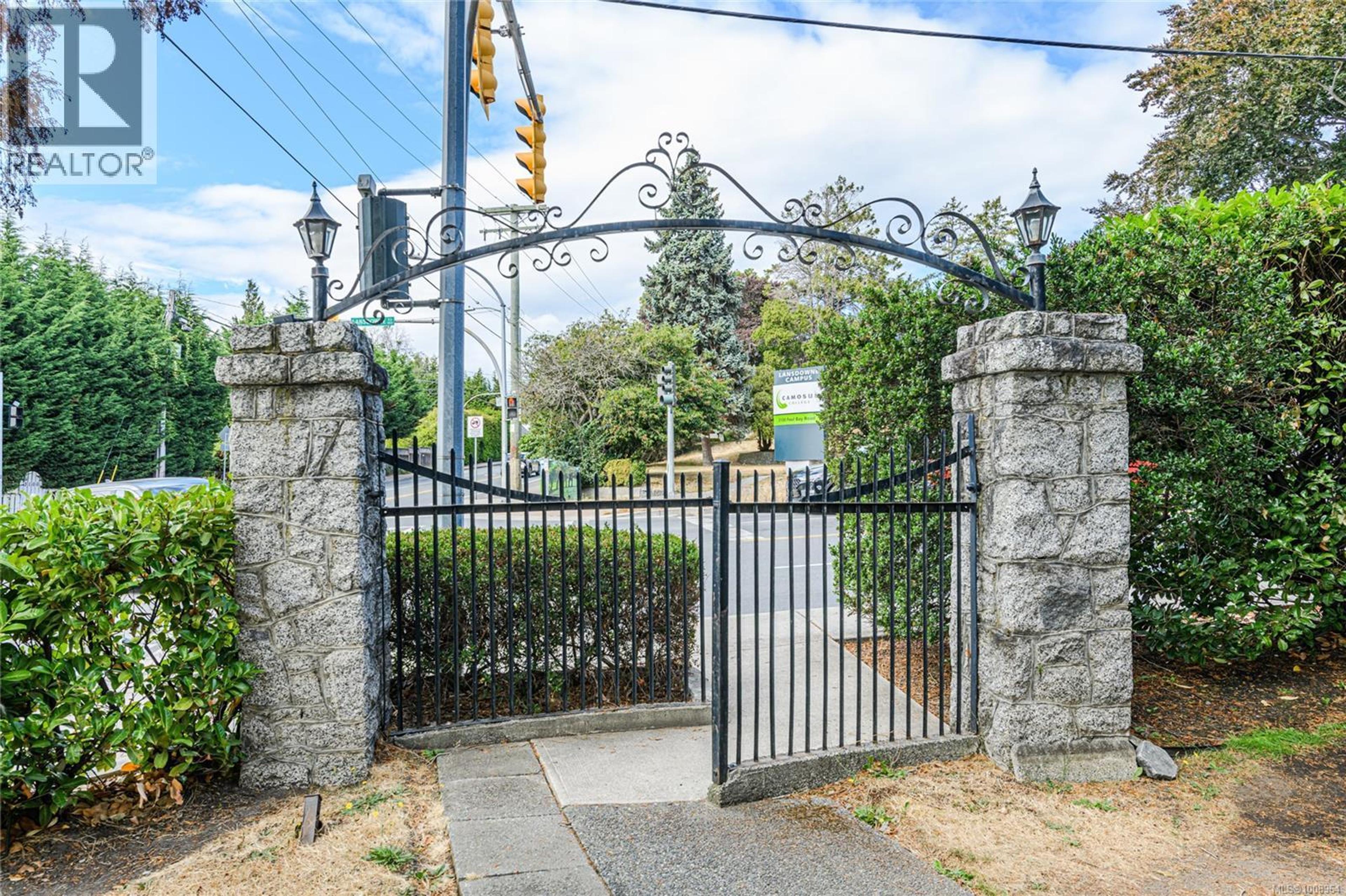 1875 Lansdowne Rd, Saanich - Exteriors - Photo 4