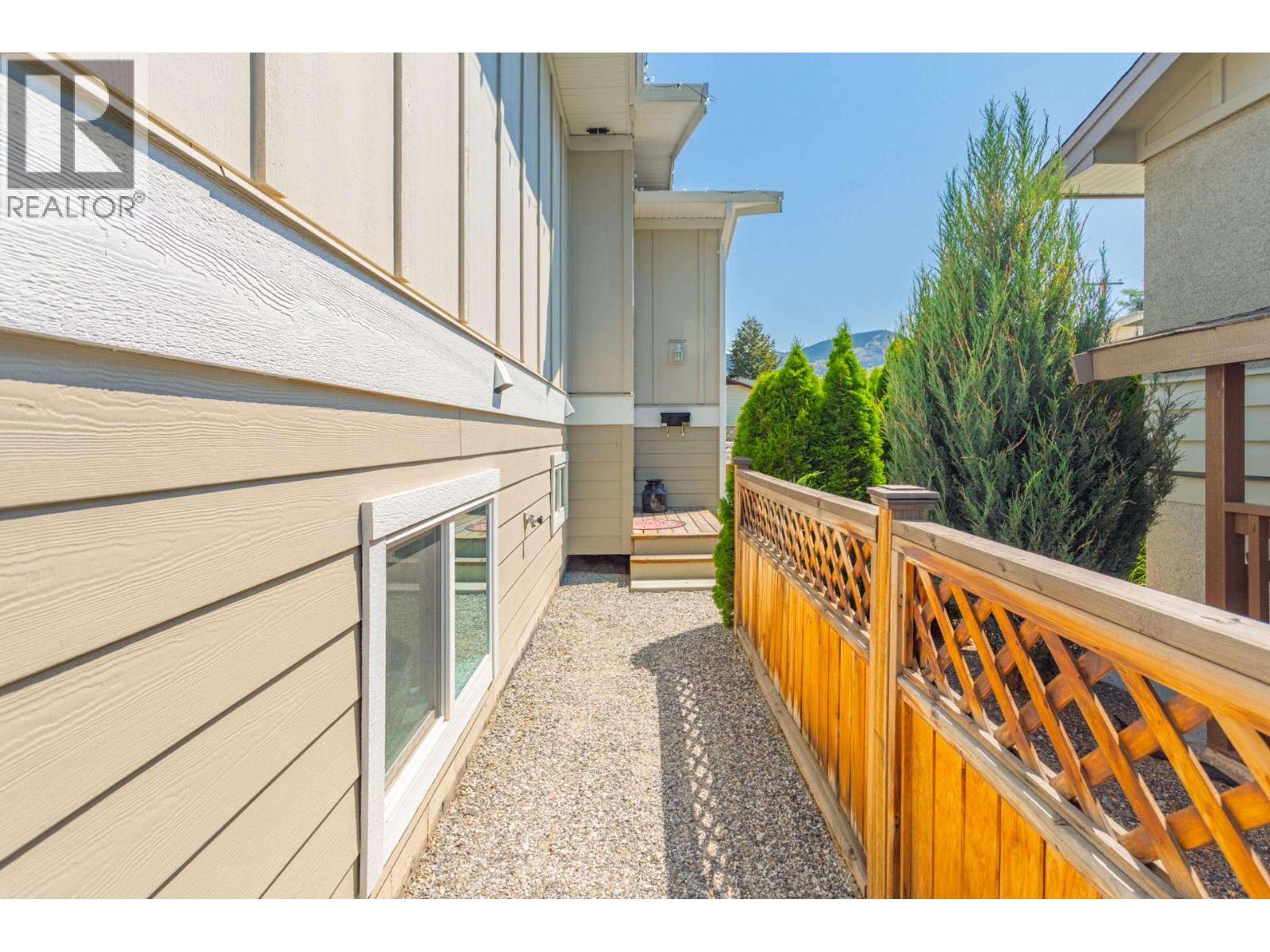 384 Hardie Road, Kelowna - Exteriors - Photo 8