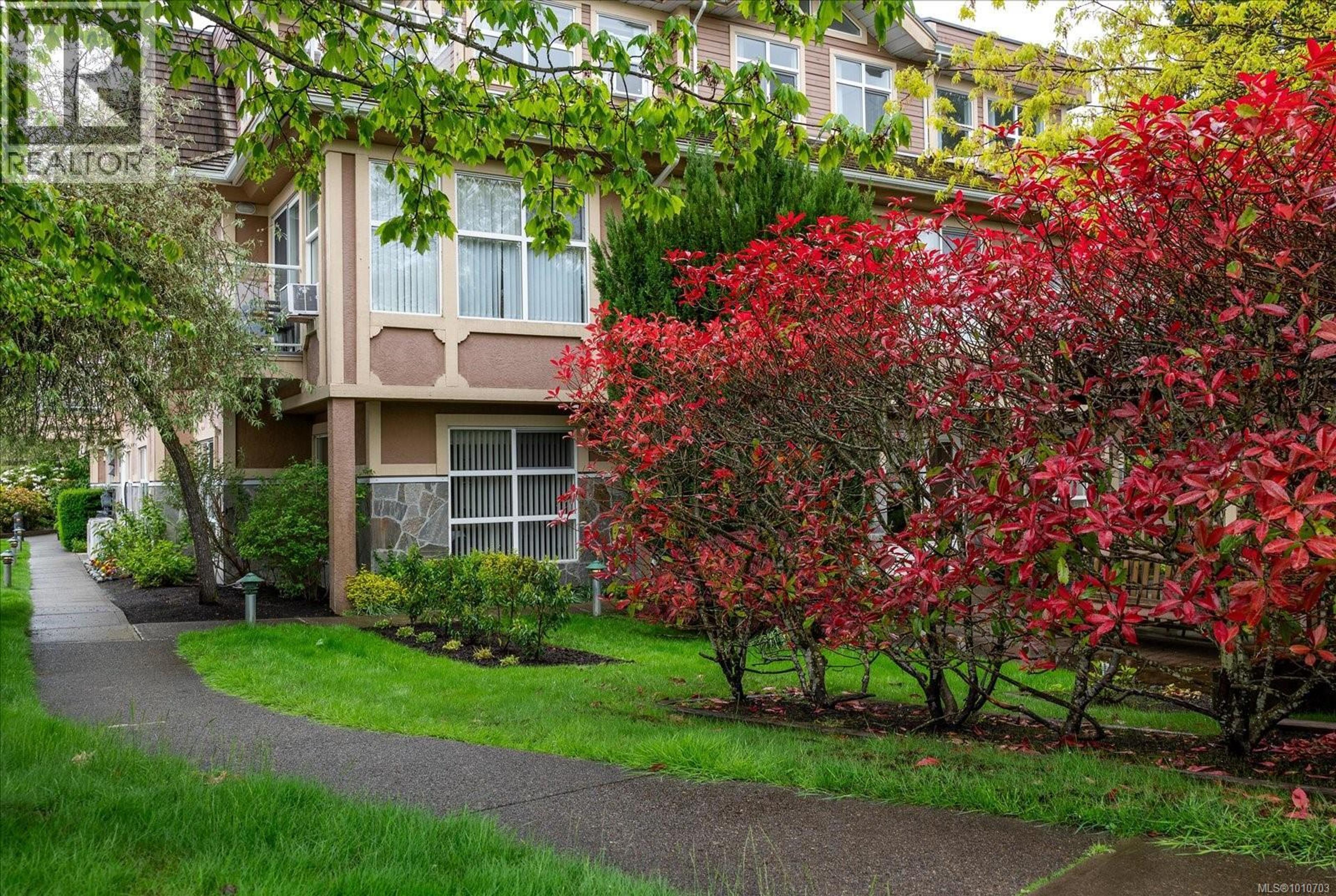 750 Memorial Ave, Qualicum Beach - Exteriors - Photo 3