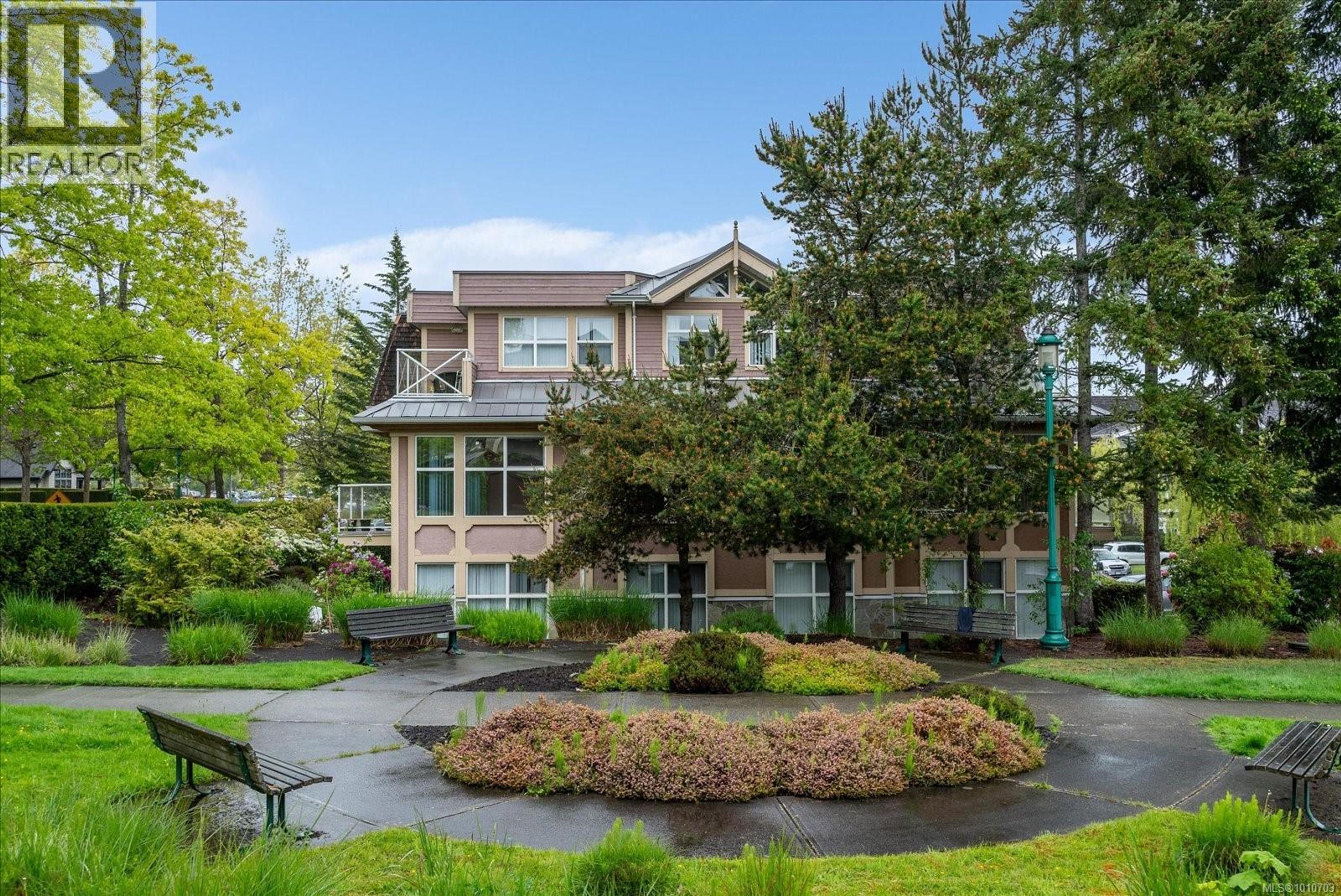 750 Memorial Ave, Qualicum Beach - Exteriors - Photo 4