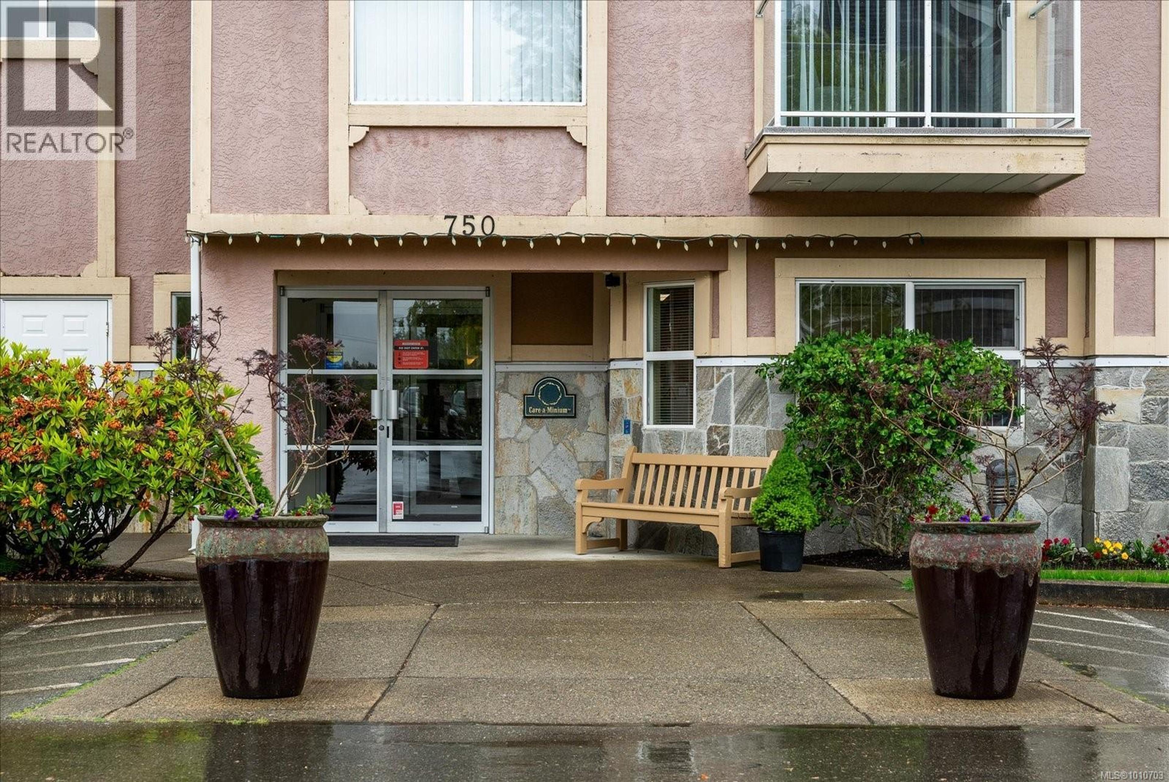 750 Memorial Ave, Qualicum Beach - Exteriors - Photo 6