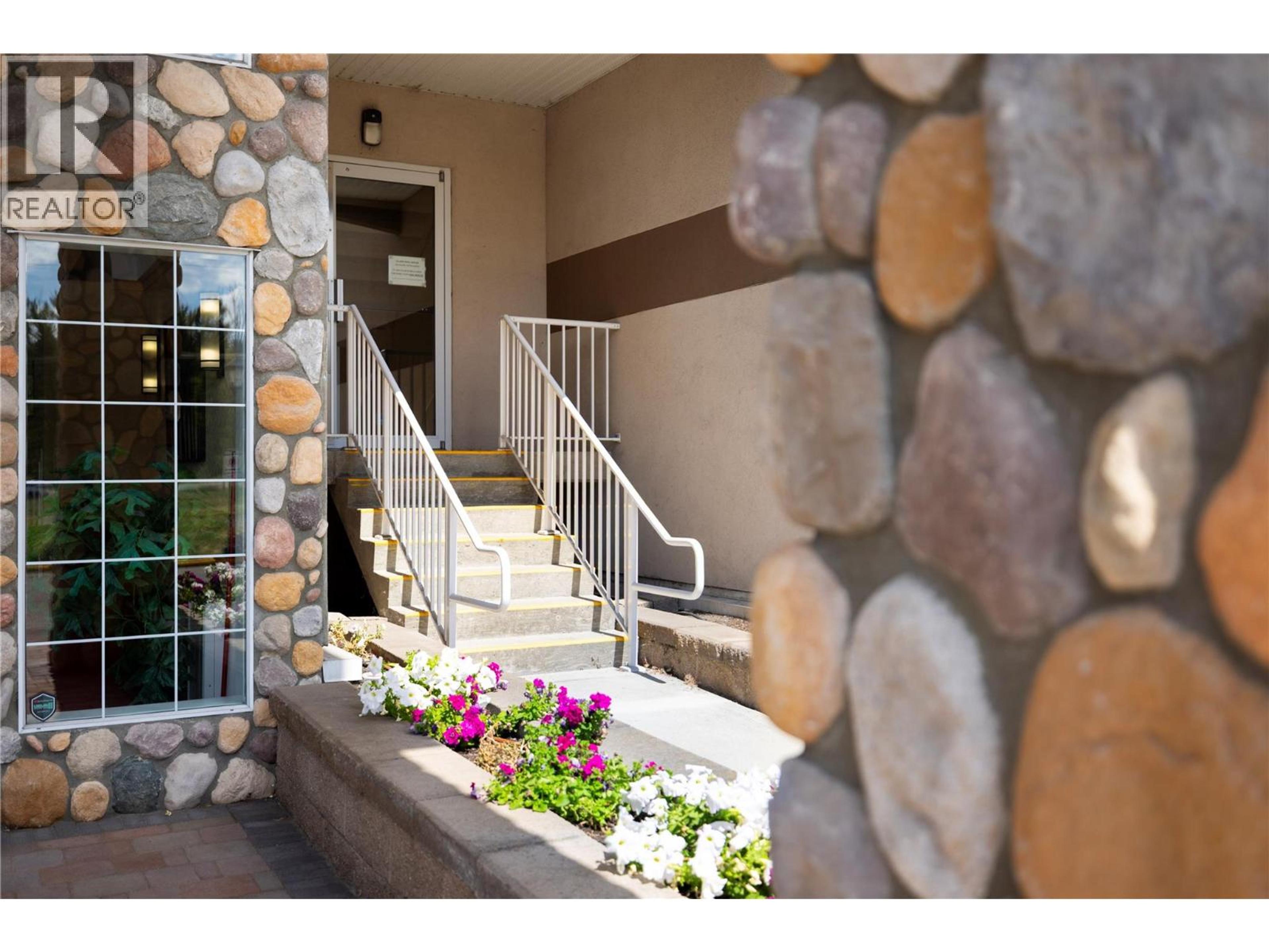 1966 Durnin Road, Kelowna - Exteriors - Photo 2