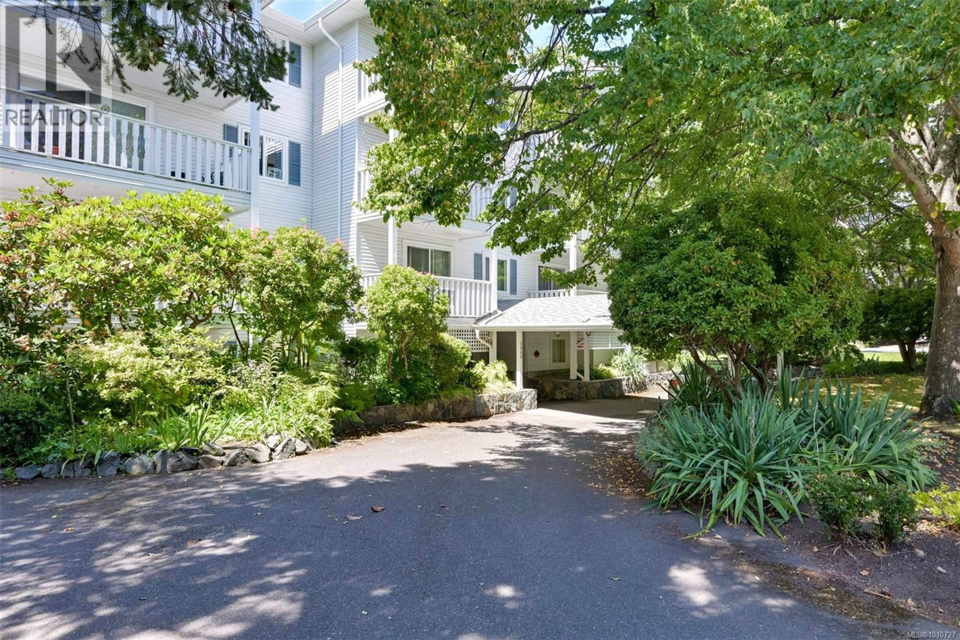 1060 LINDEN Ave, Victoria - Exteriors - Photo 2