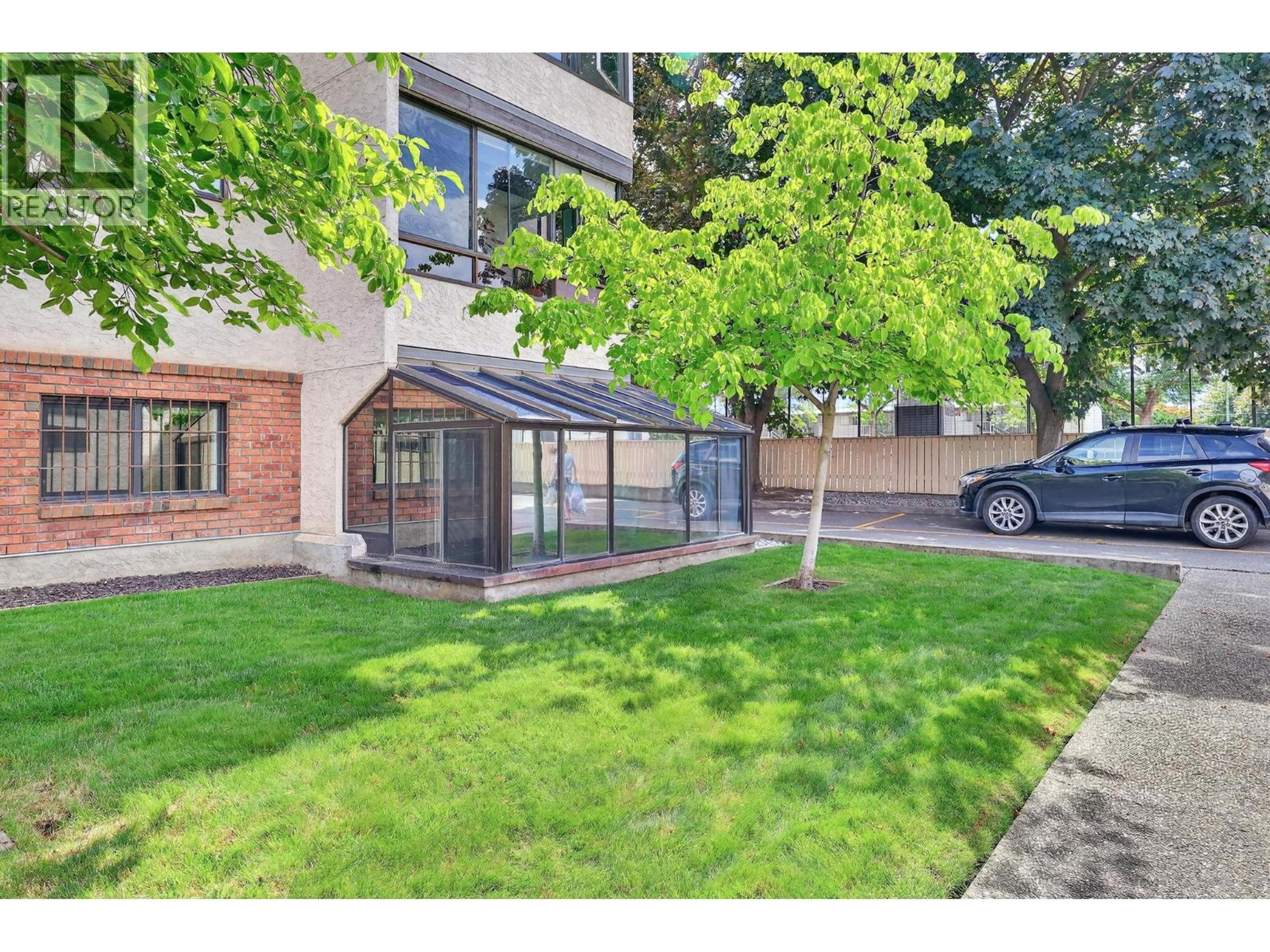 1229 Bernard Avenue, Kelowna - Exteriors - Photo 2