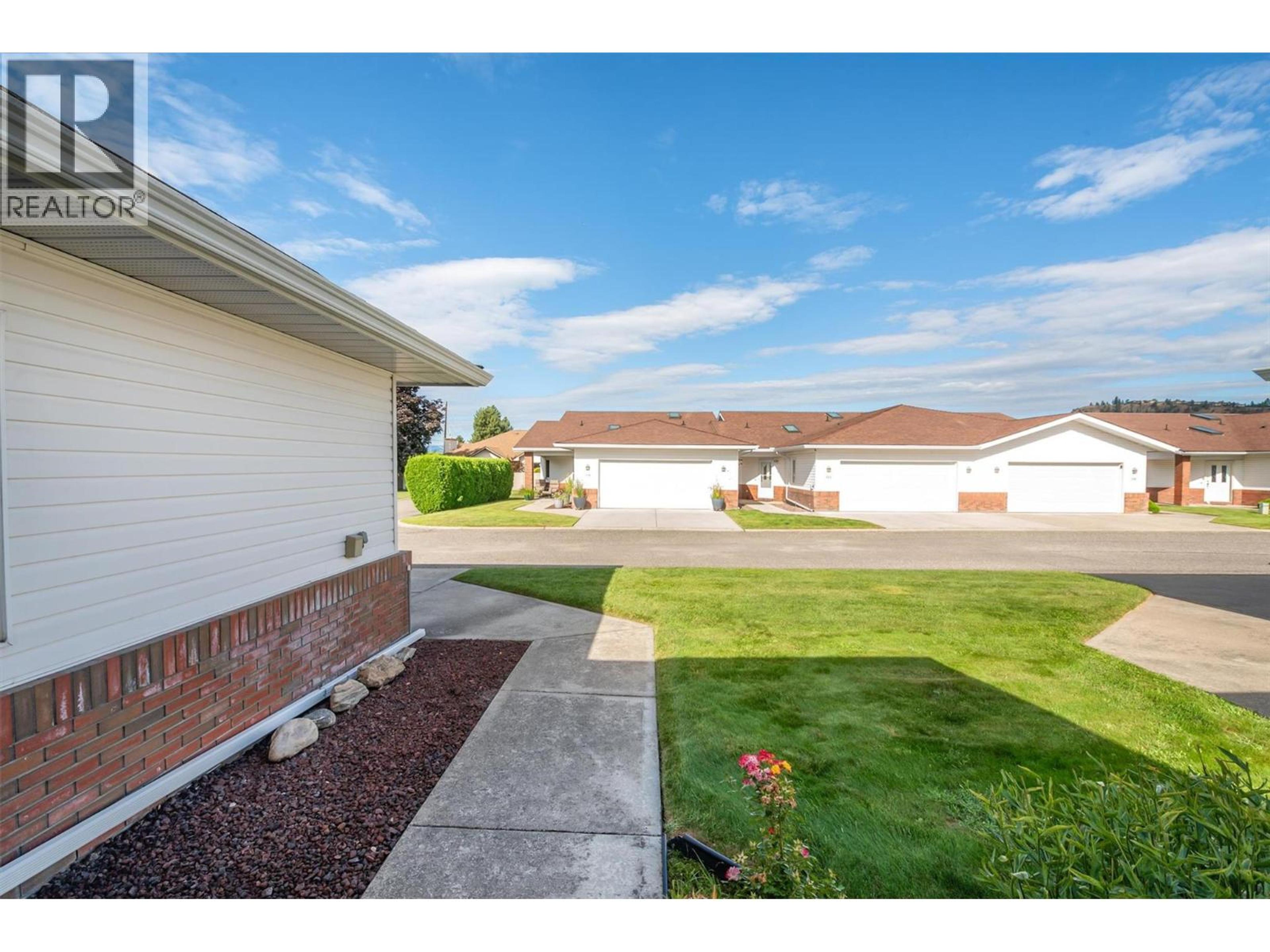 1885 Parkview Crescent, Kelowna - Exteriors - Full Complex View - Photo 11