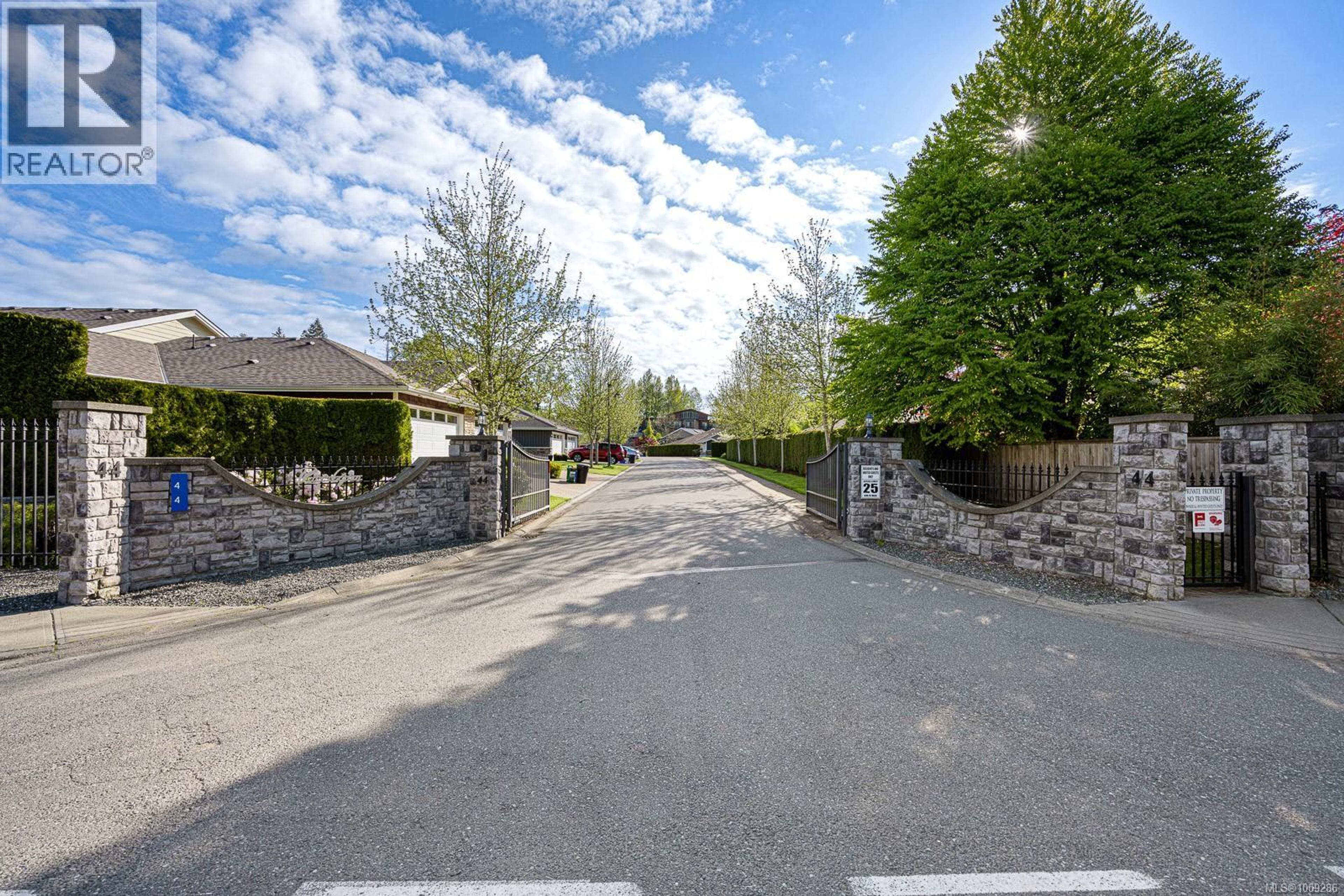 44 Anderton Ave, Courtenay - Exteriors - Full Complex View - Photo 2