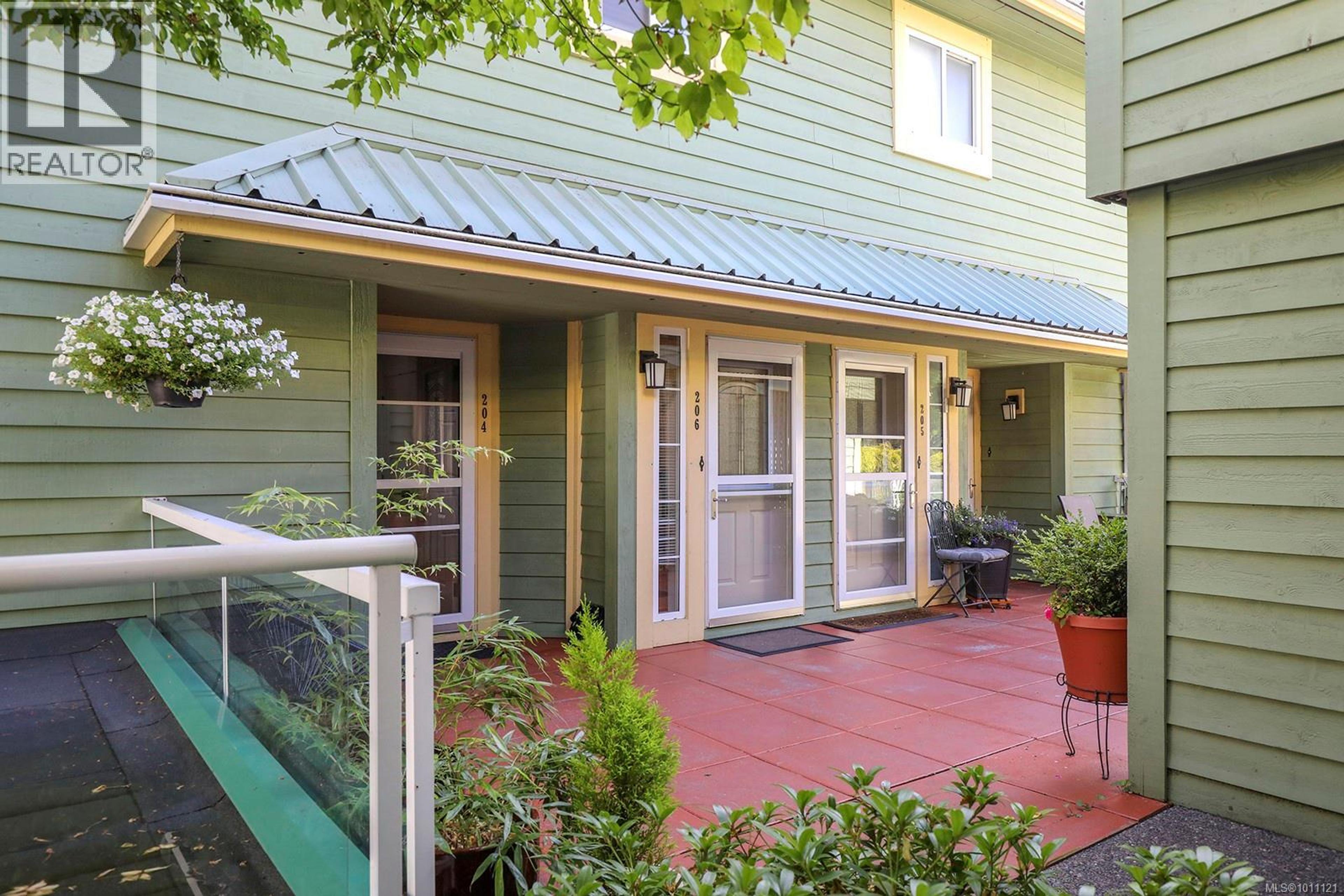 2275 Comox Ave, Comox - Exteriors - Photo 3