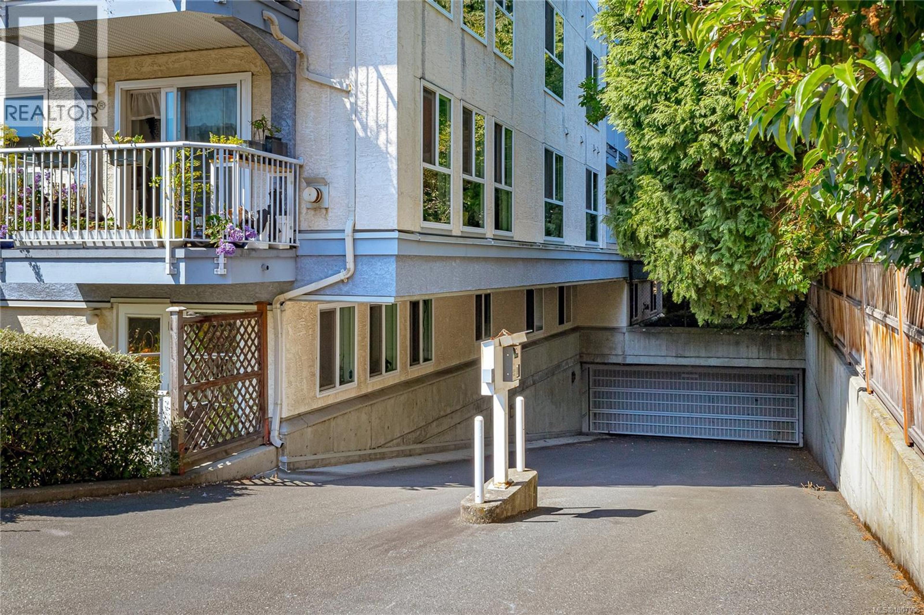 1028 Balmoral Rd, Victoria - Exteriors - Photo 2