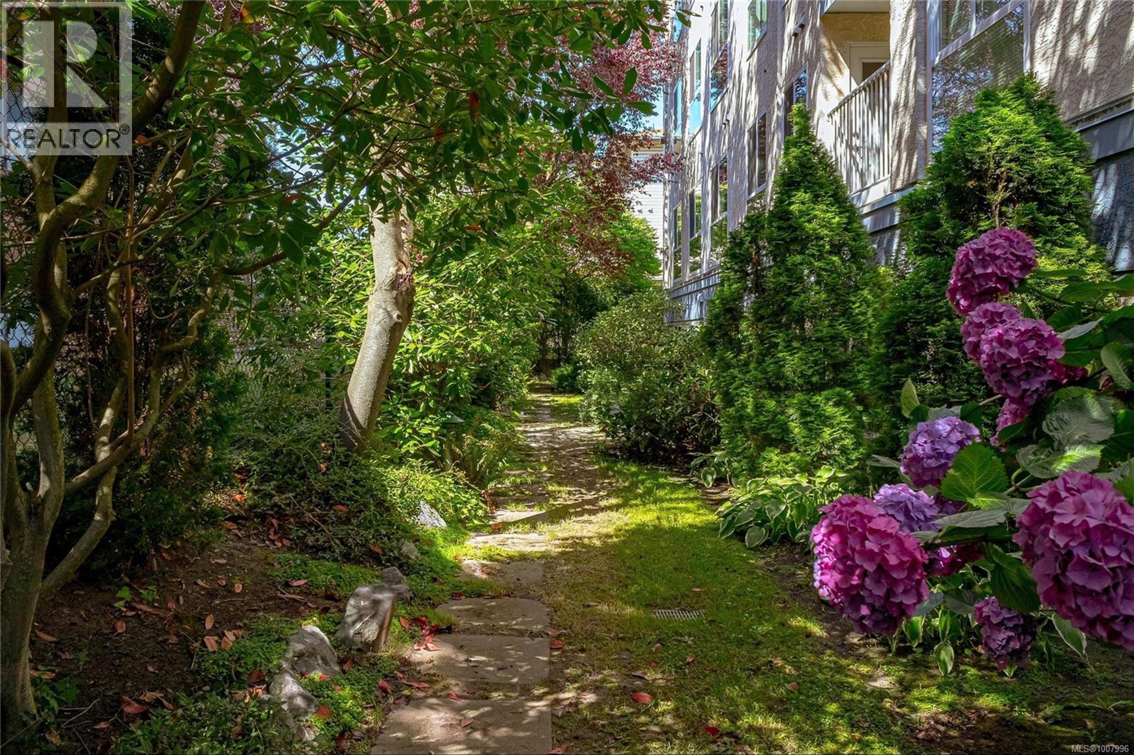 1028 Balmoral Rd, Victoria - Exteriors - Photo 4