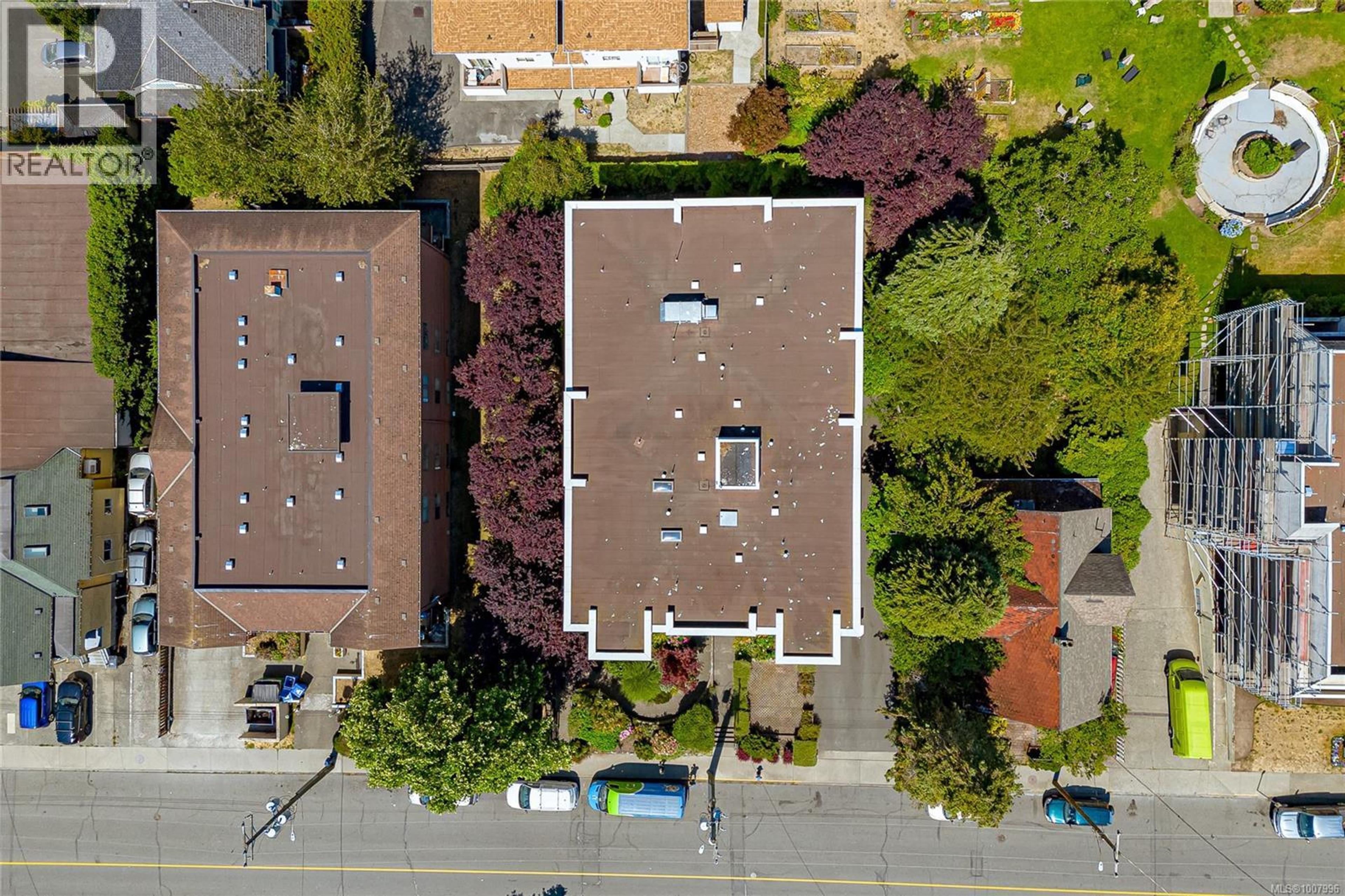 1028 Balmoral Rd, Victoria - Exteriors - Full Complex View, Drone/Aerial View - Photo 5