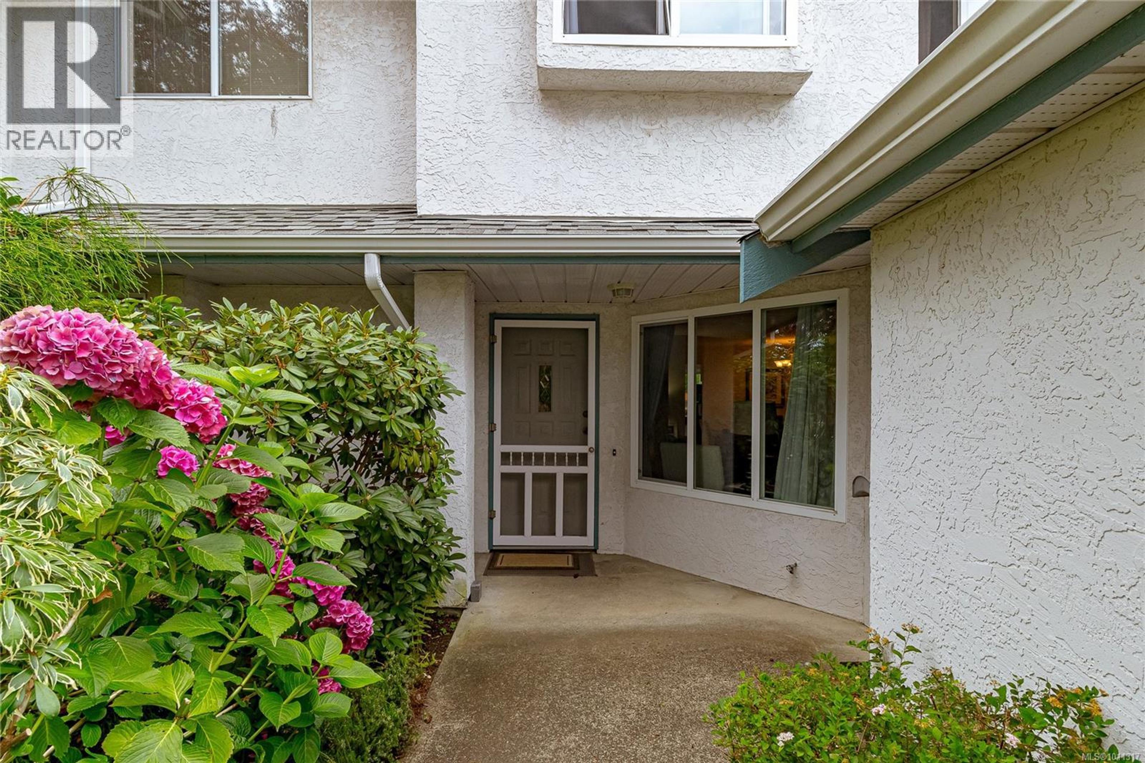 2882 Belmont Ave, Victoria - Exteriors - Photo 2