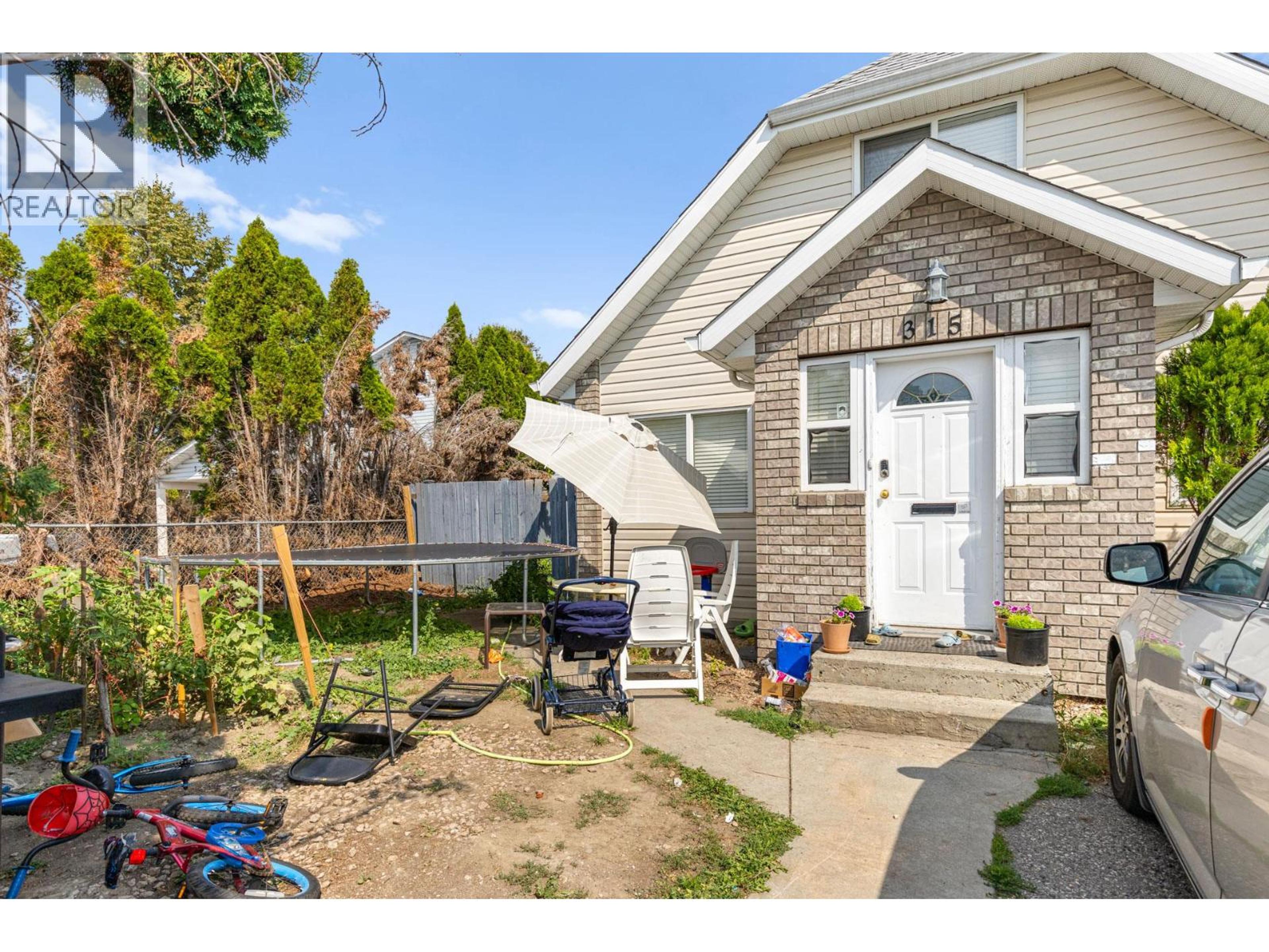 315 Gerstmar Road, Kelowna - Exteriors - Photo 2