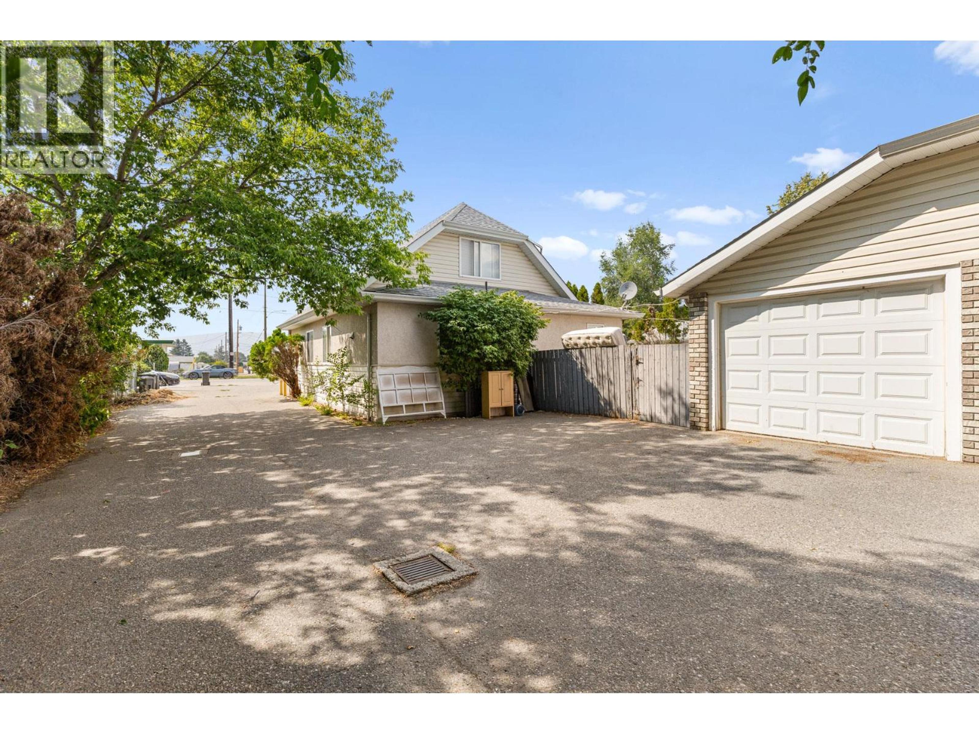 315 Gerstmar Road, Kelowna - Exteriors - Photo 4