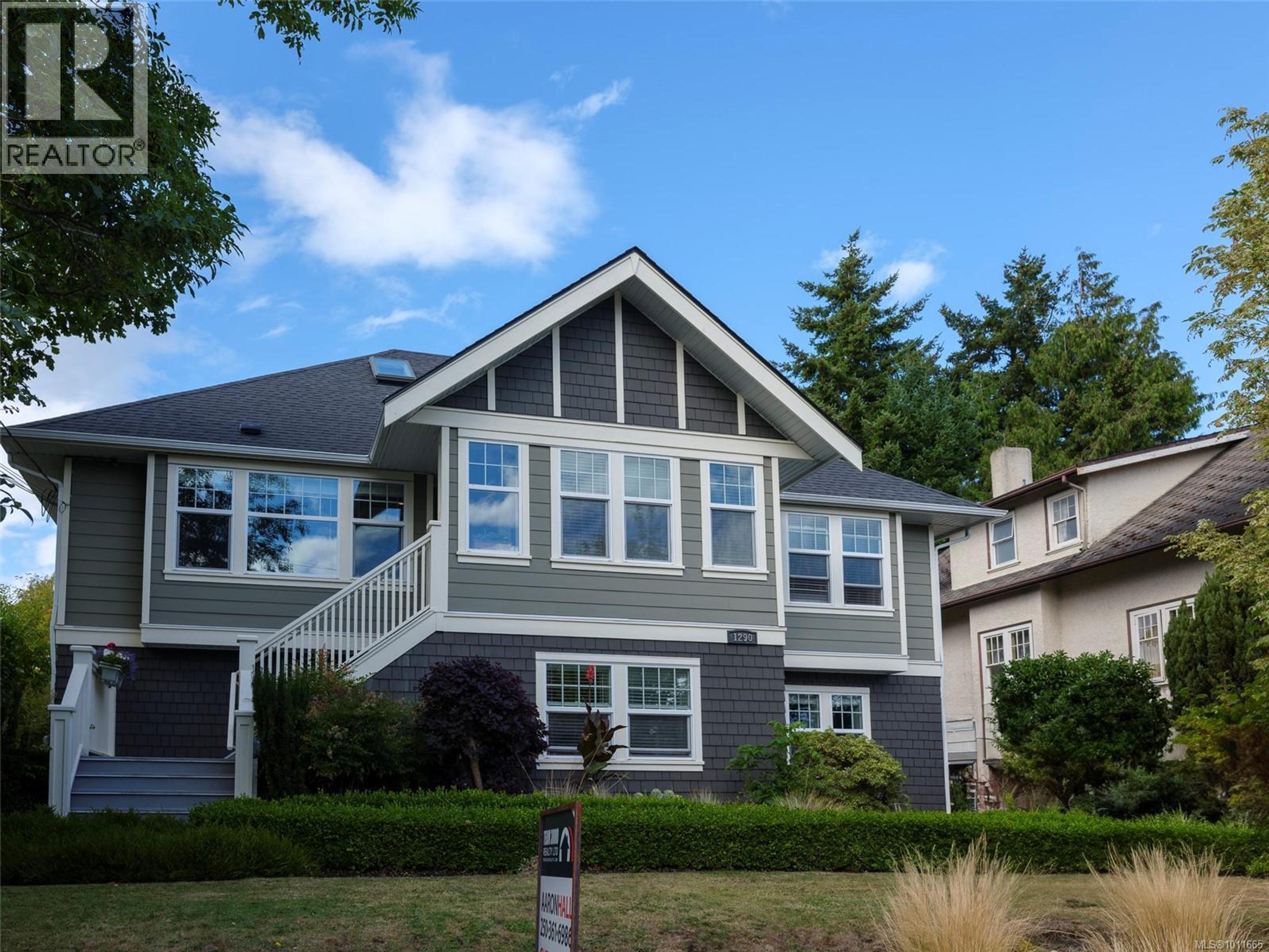 1290 Richardson St, Victoria - Exteriors - Photo 1