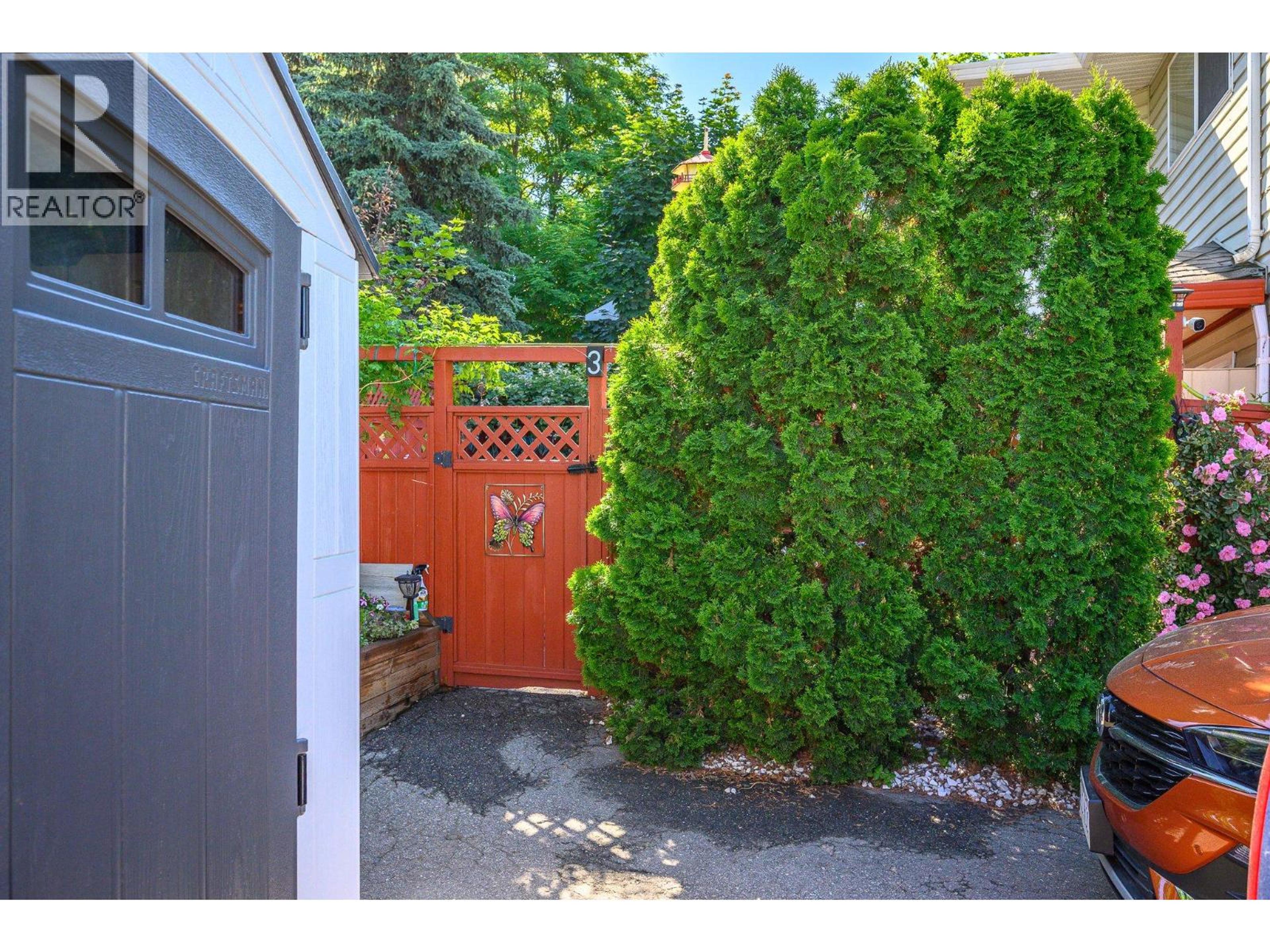 1041 11 Avenue, Vernon - Exteriors - Photo 4