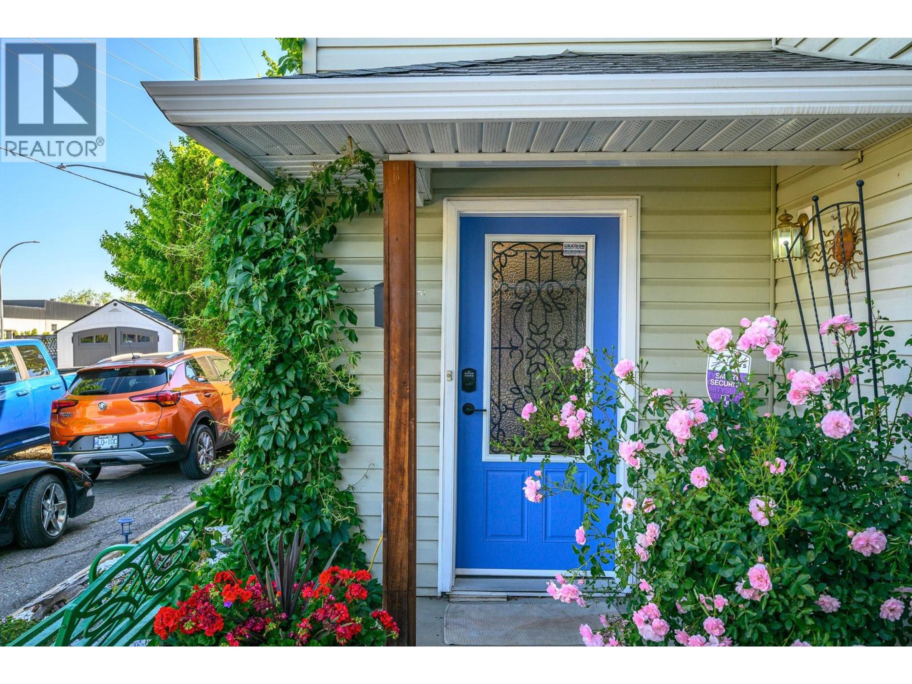 1041 11 Avenue, Vernon - Exteriors - Photo 7