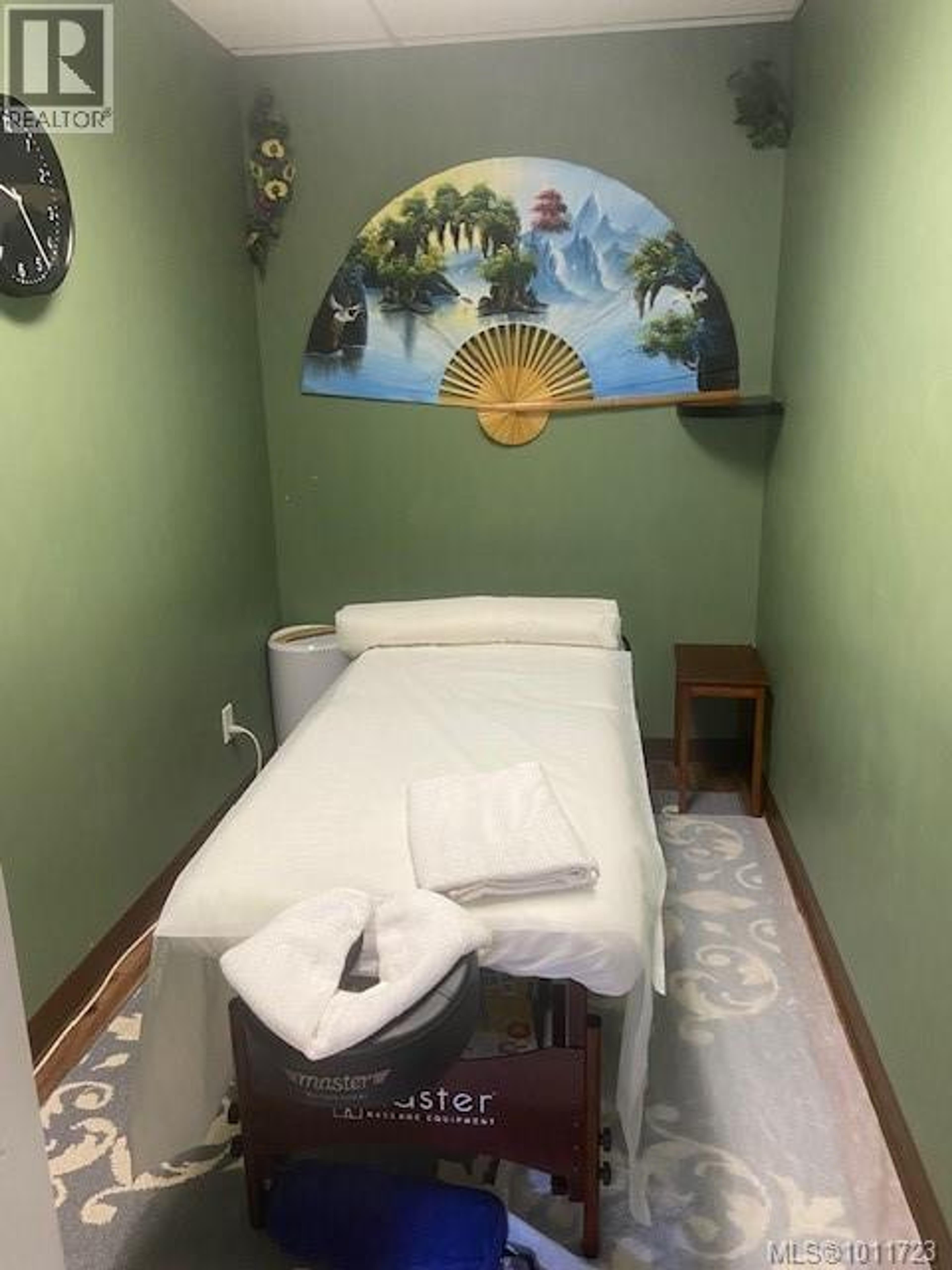 9711 Fifth St, Sidney - Indoor Amenities - Photo 1