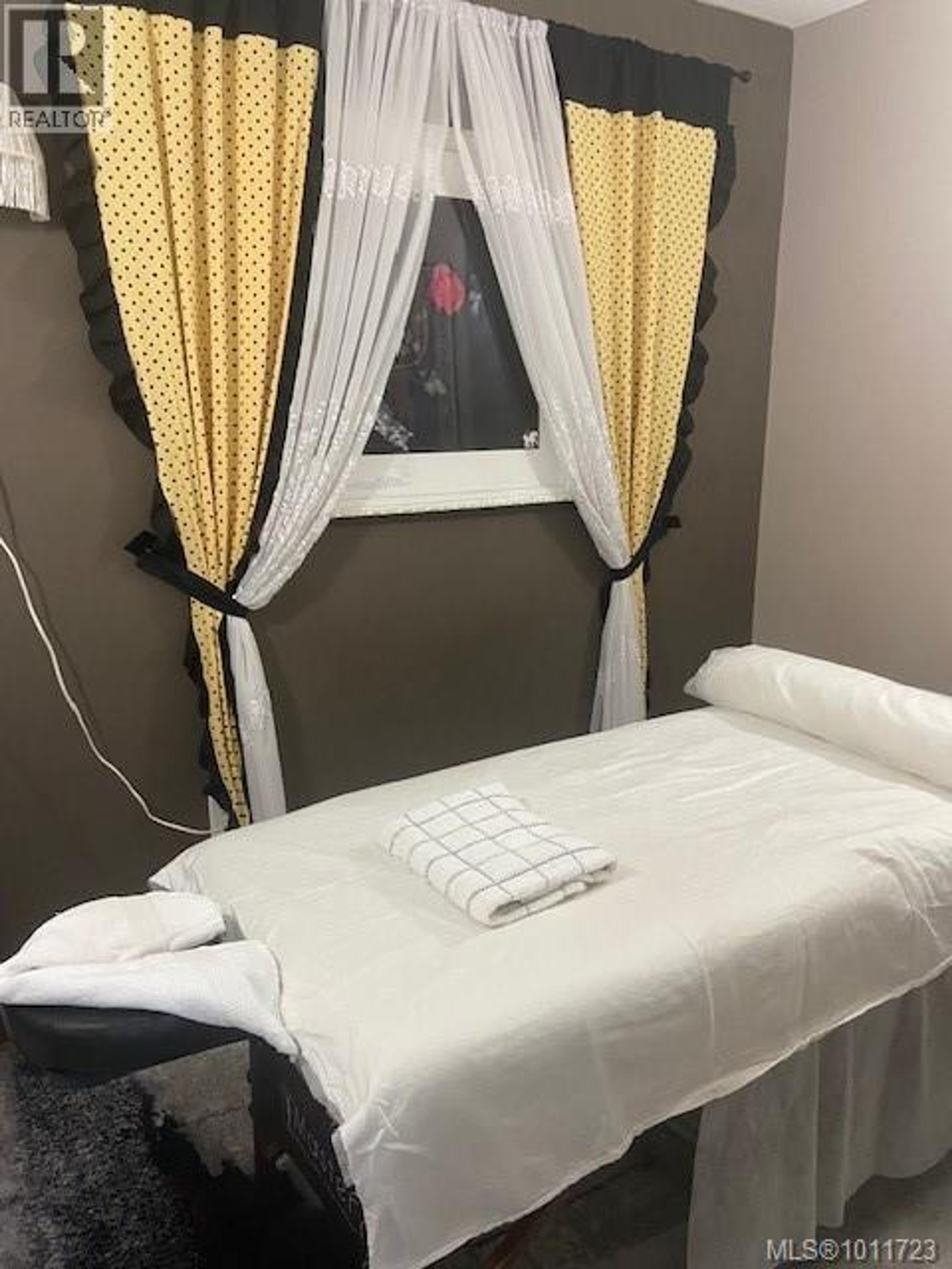 9711 Fifth St, Sidney - Indoor Amenities - Photo 2