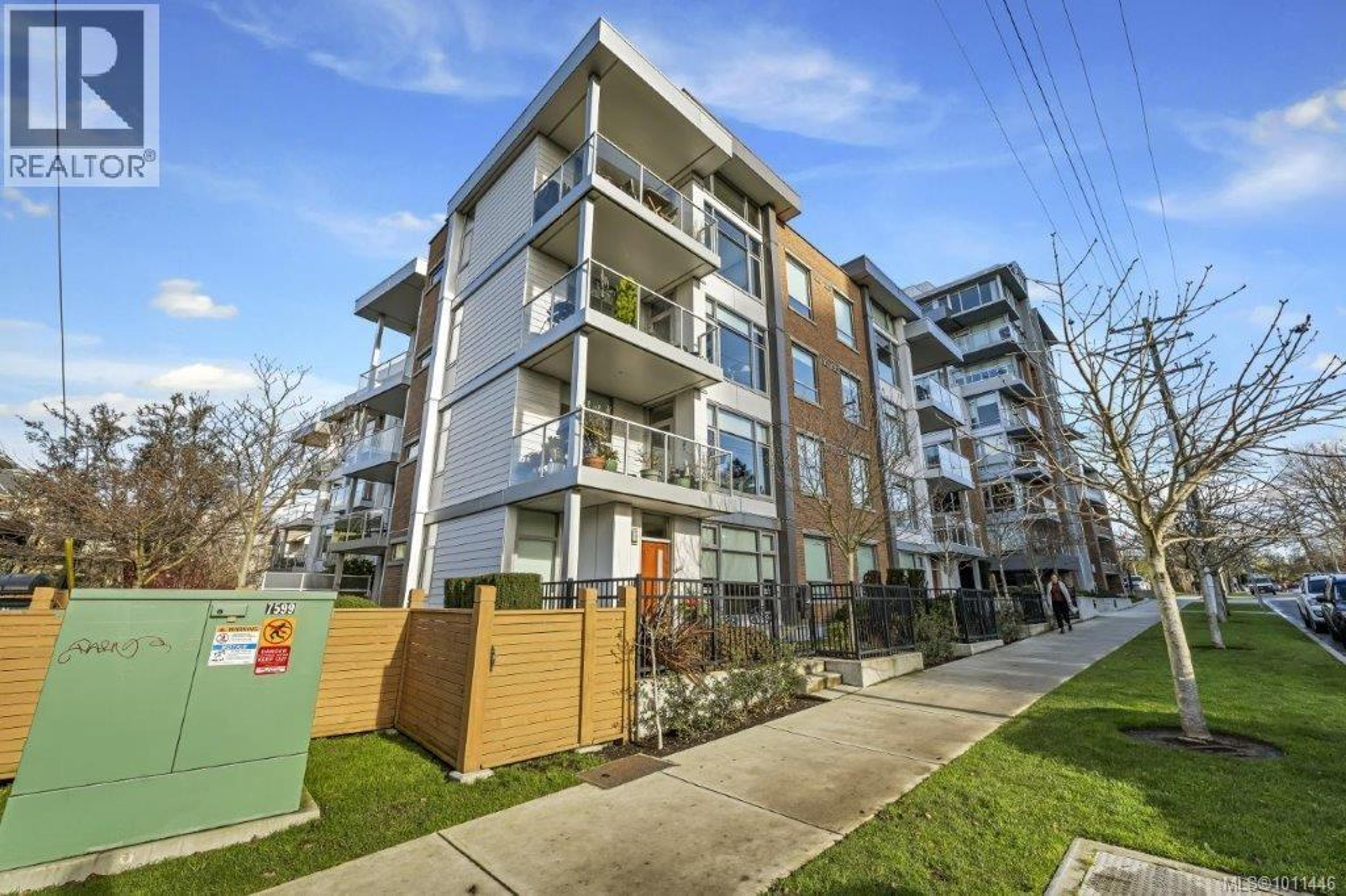 640 Michigan St, Victoria - Exteriors - Full Complex View - Photo 3