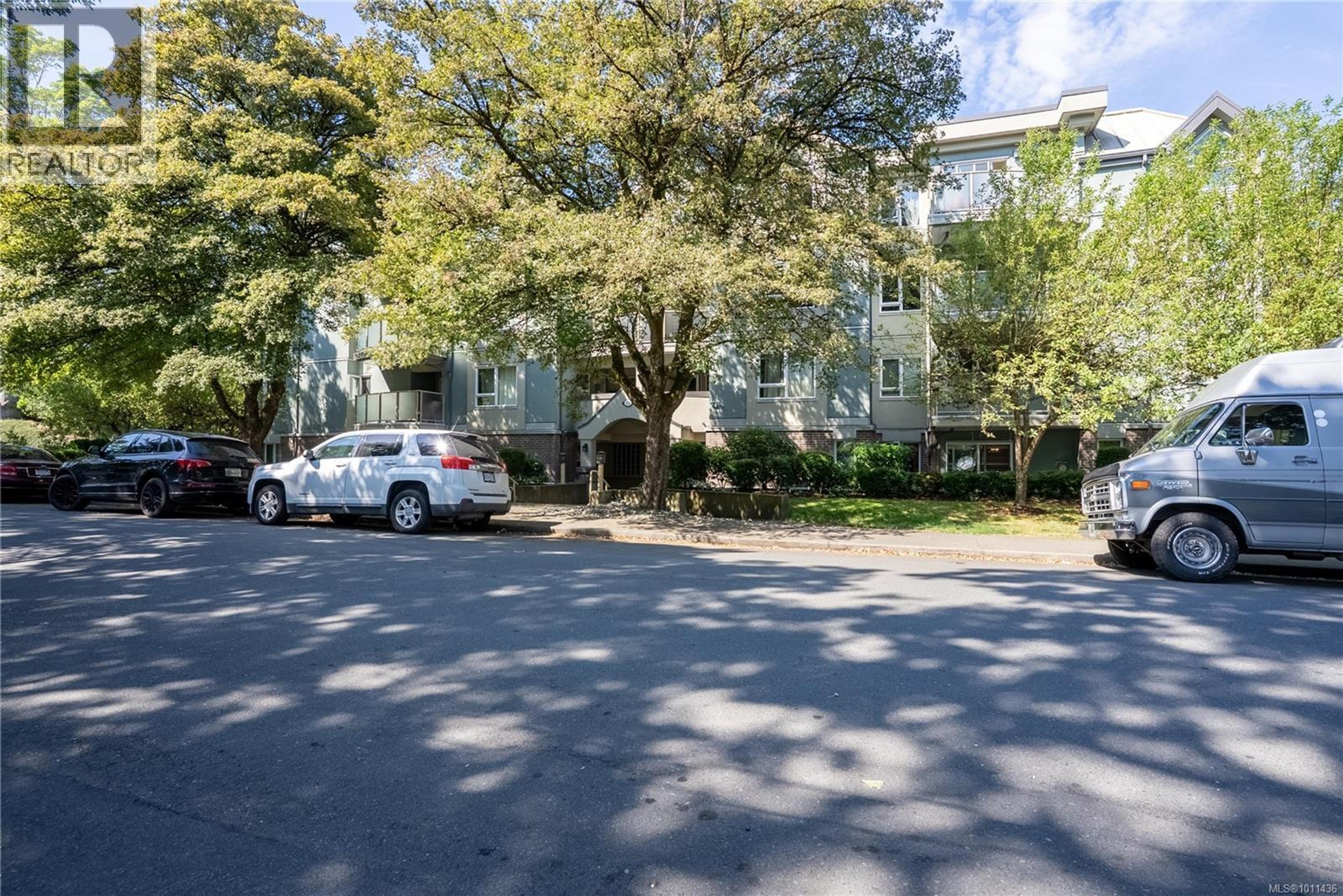 2710 Grosvenor Rd, Victoria - Exteriors - Photo 1