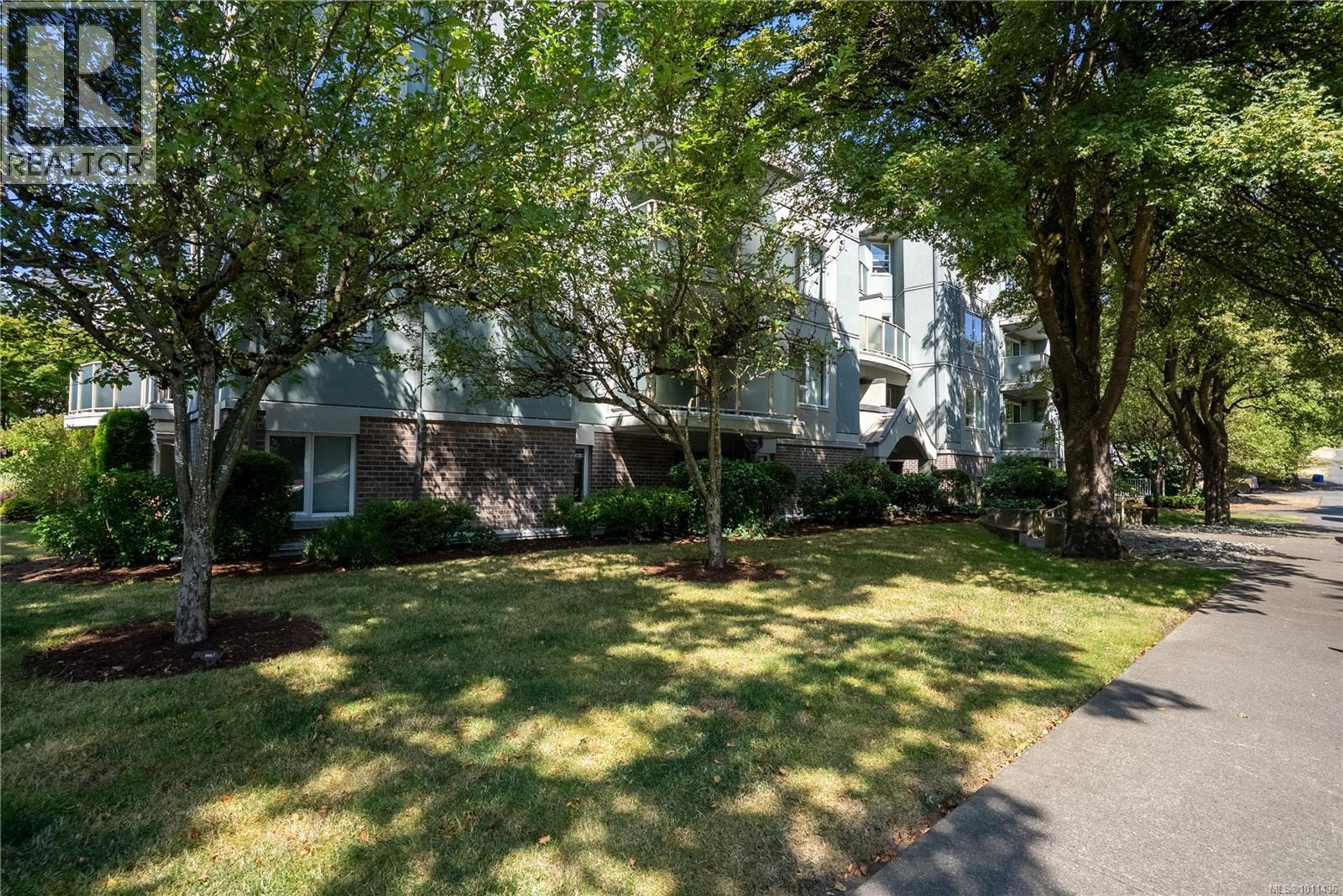 2710 Grosvenor Rd, Victoria - Exteriors - Photo 2