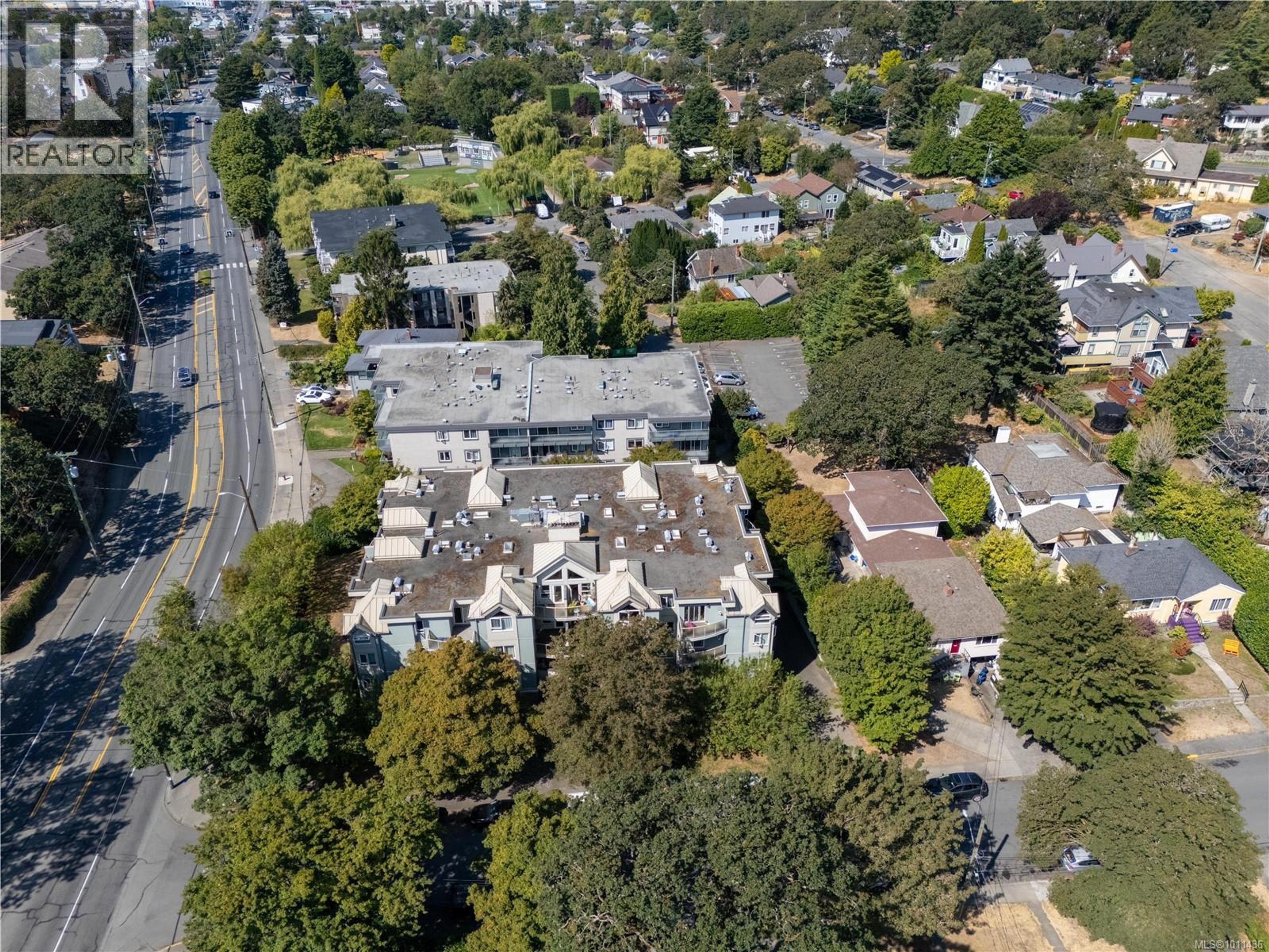 2710 Grosvenor Rd, Victoria - Exteriors - Full Complex View, Drone/Aerial View - Photo 4