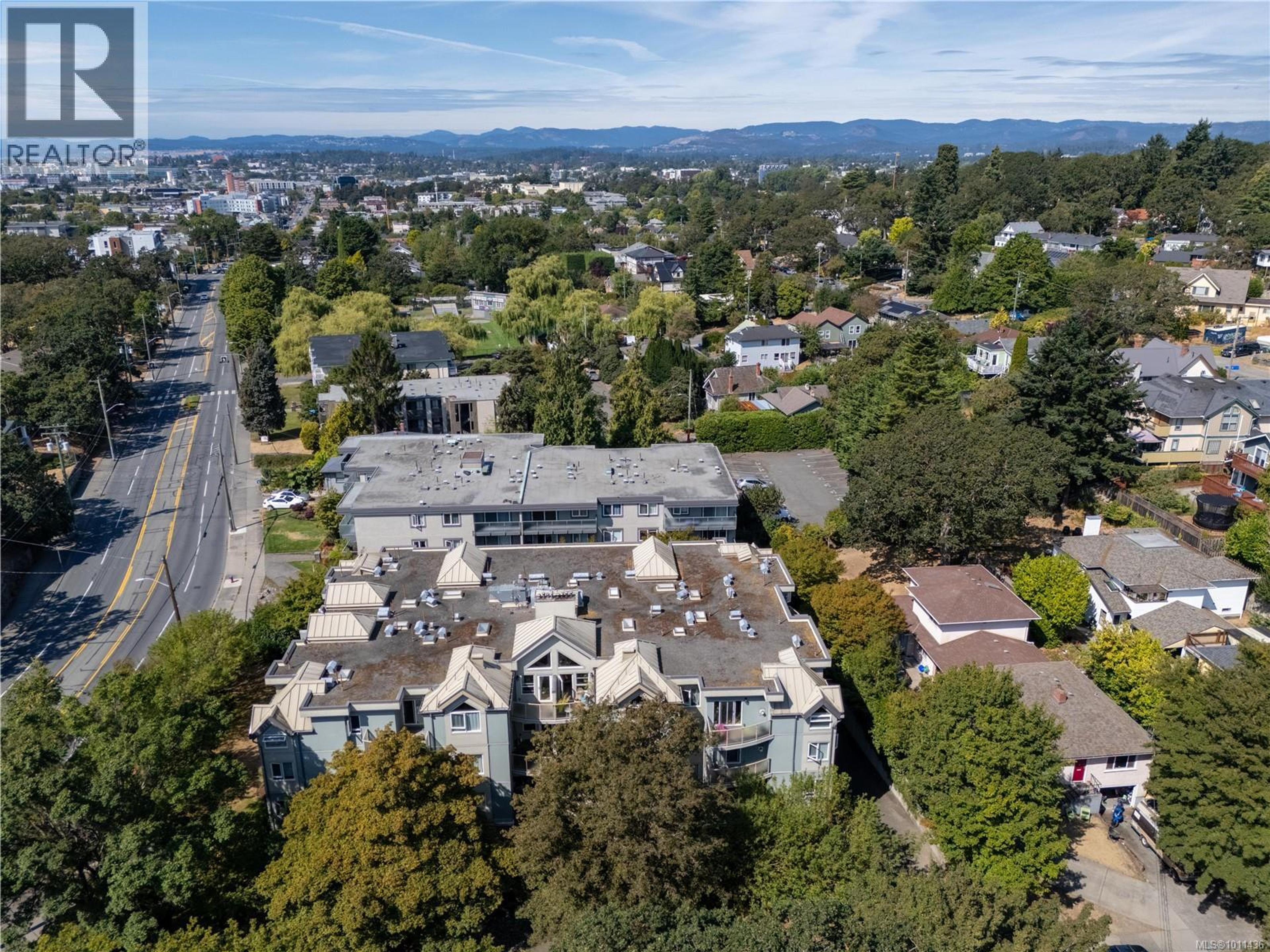 2710 Grosvenor Rd, Victoria - Exteriors - Full Complex View, Drone/Aerial View - Photo 5