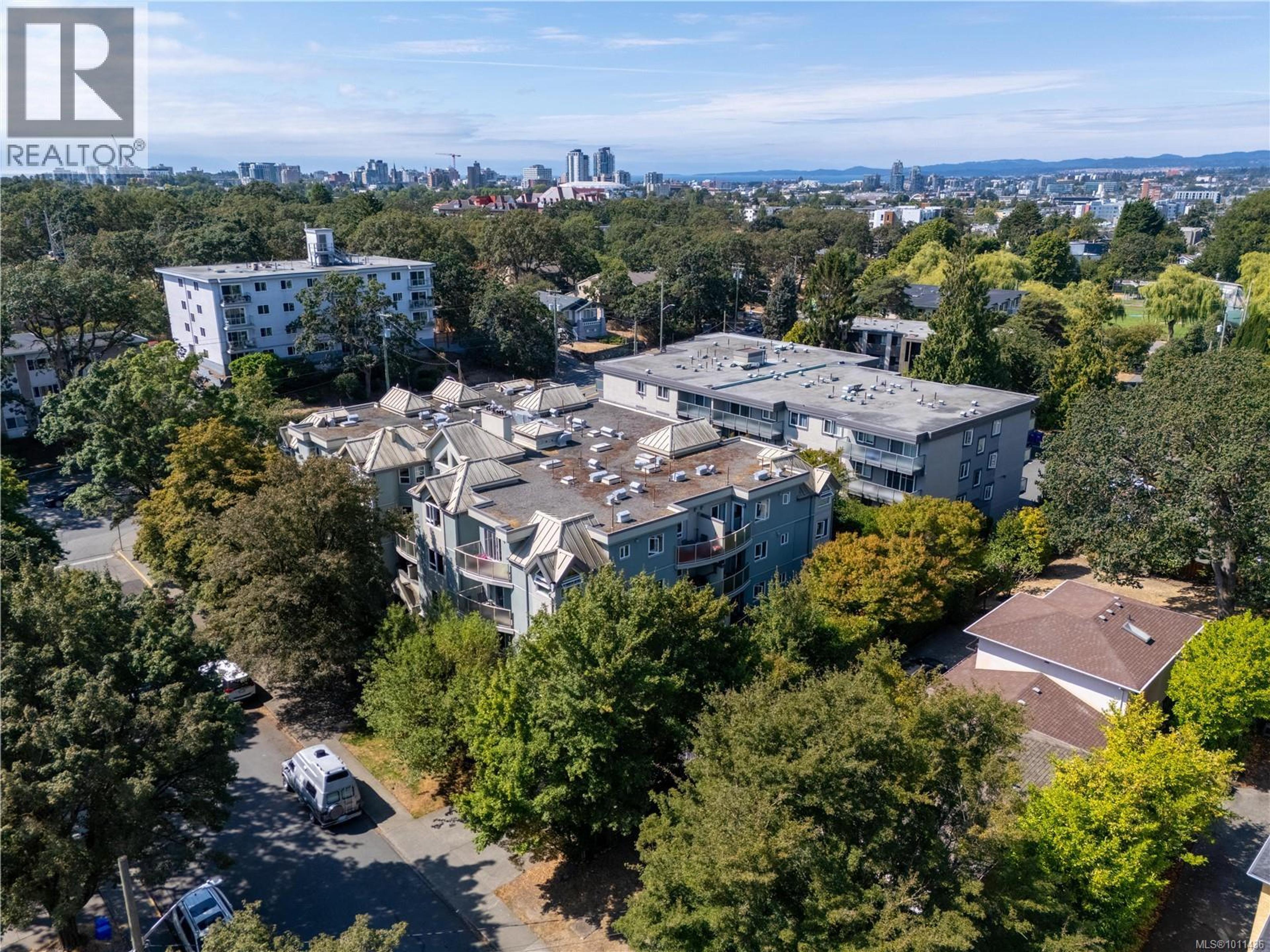 2710 Grosvenor Rd, Victoria - Exteriors - Full Complex View, Drone/Aerial View - Photo 7