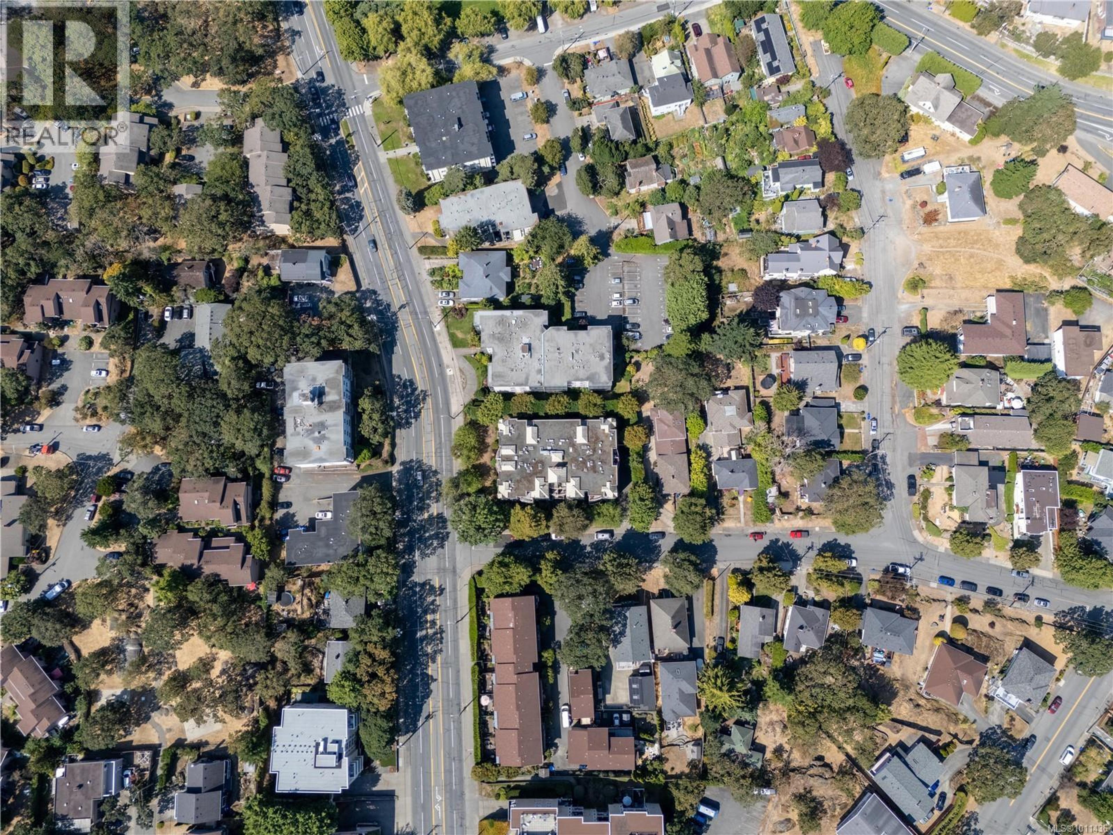 2710 Grosvenor Rd, Victoria - Exteriors - Full Complex View, Drone/Aerial View - Photo 8