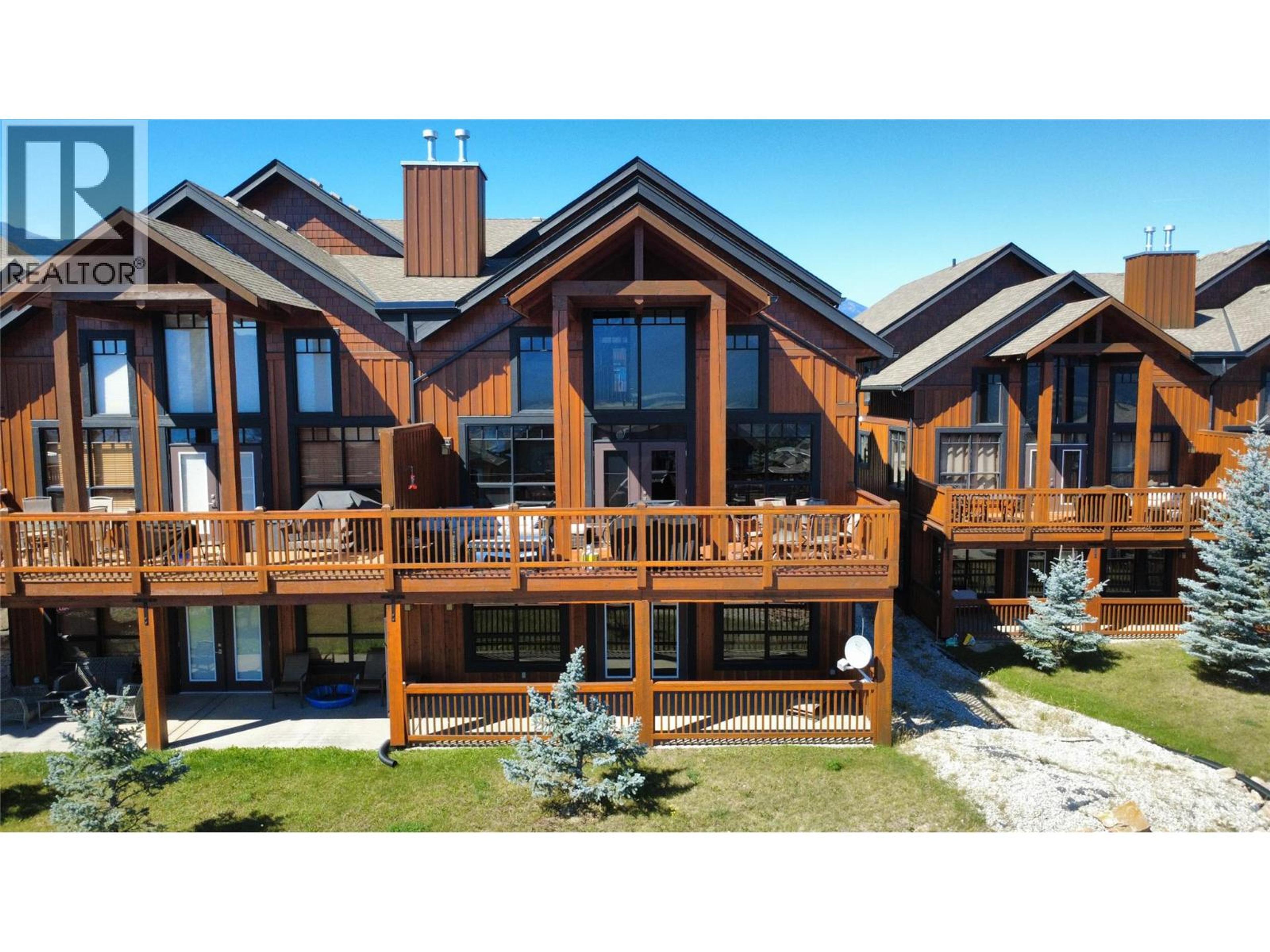 2598 MOUNTAINVIEW Crescent, Invermere - Exteriors - Full Complex View - Photo 4