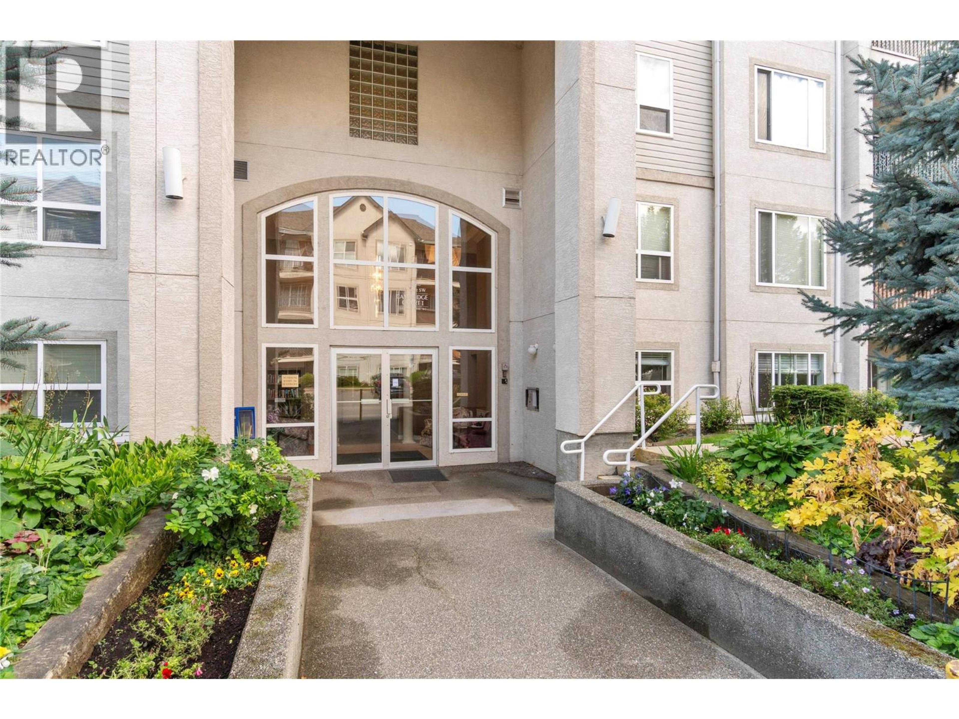 650 3 Street SW, Salmon Arm - Exteriors - Photo 2