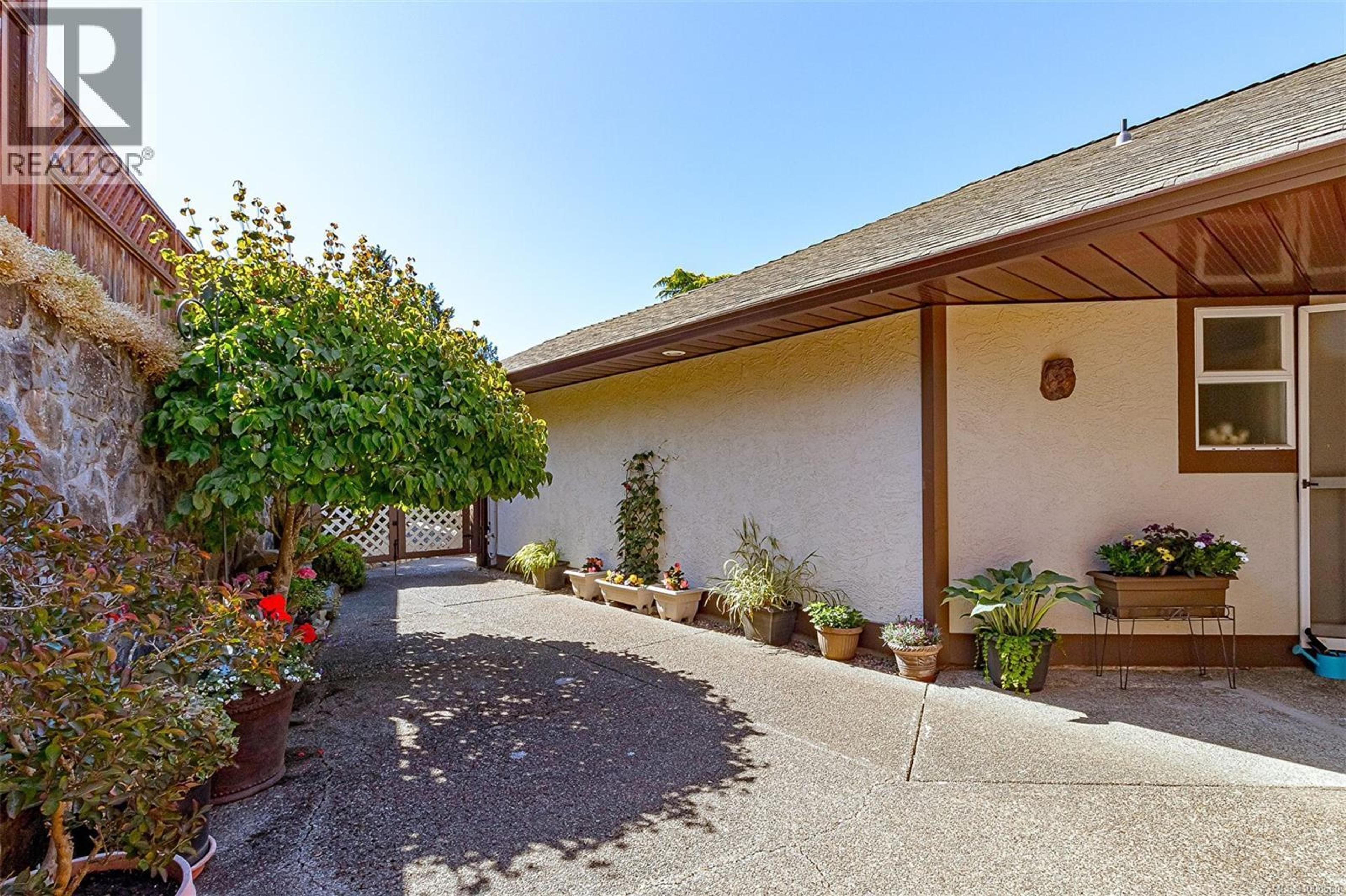 780 Country Club Dr, Cobble Hill - Exteriors - Photo 6