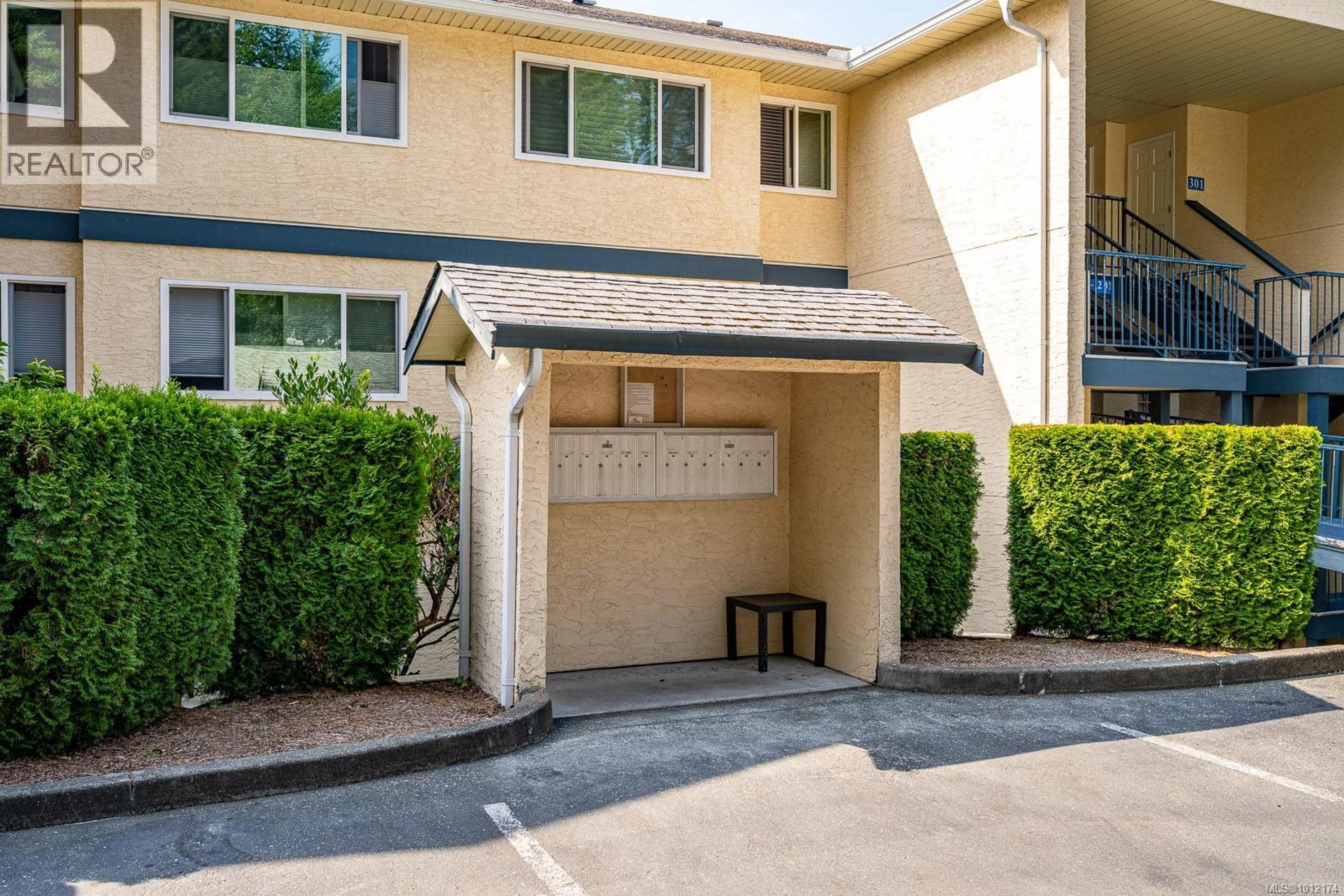 1902 Comox Ave, Comox - Exteriors - Photo 4