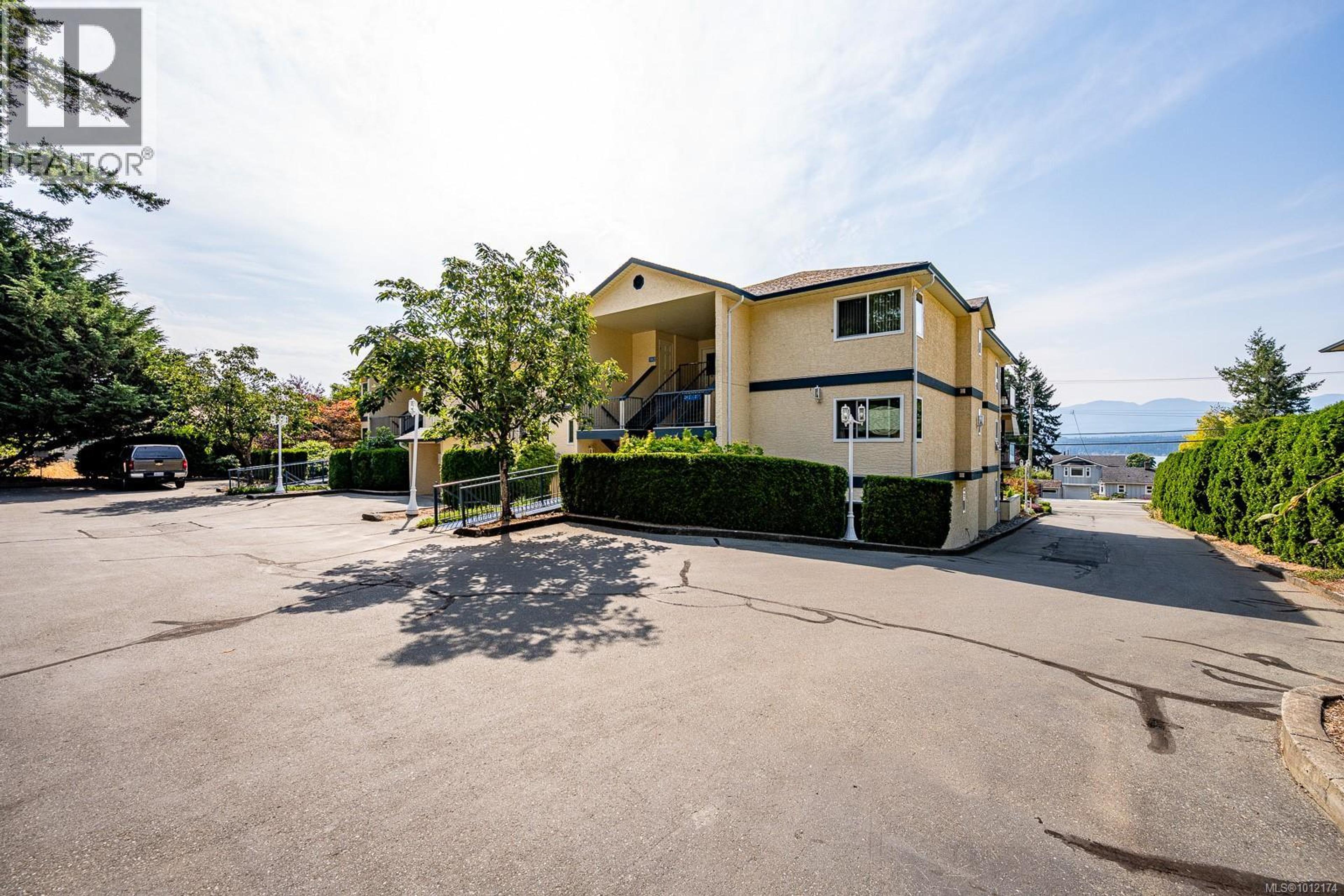 1902 Comox Ave, Comox - Exteriors - Photo 6