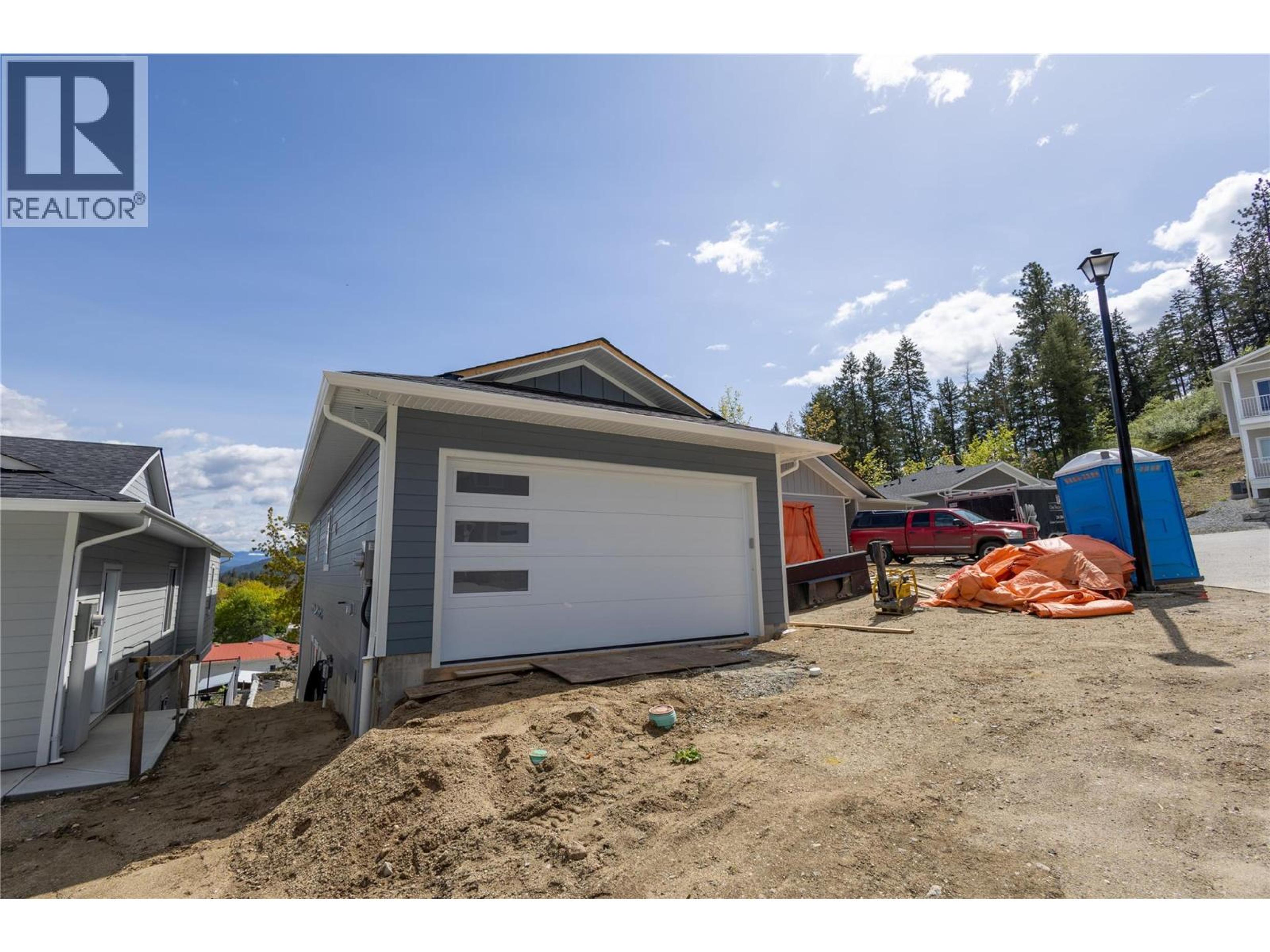 806 Cliff Avenue, Enderby - Exteriors - Photo 2