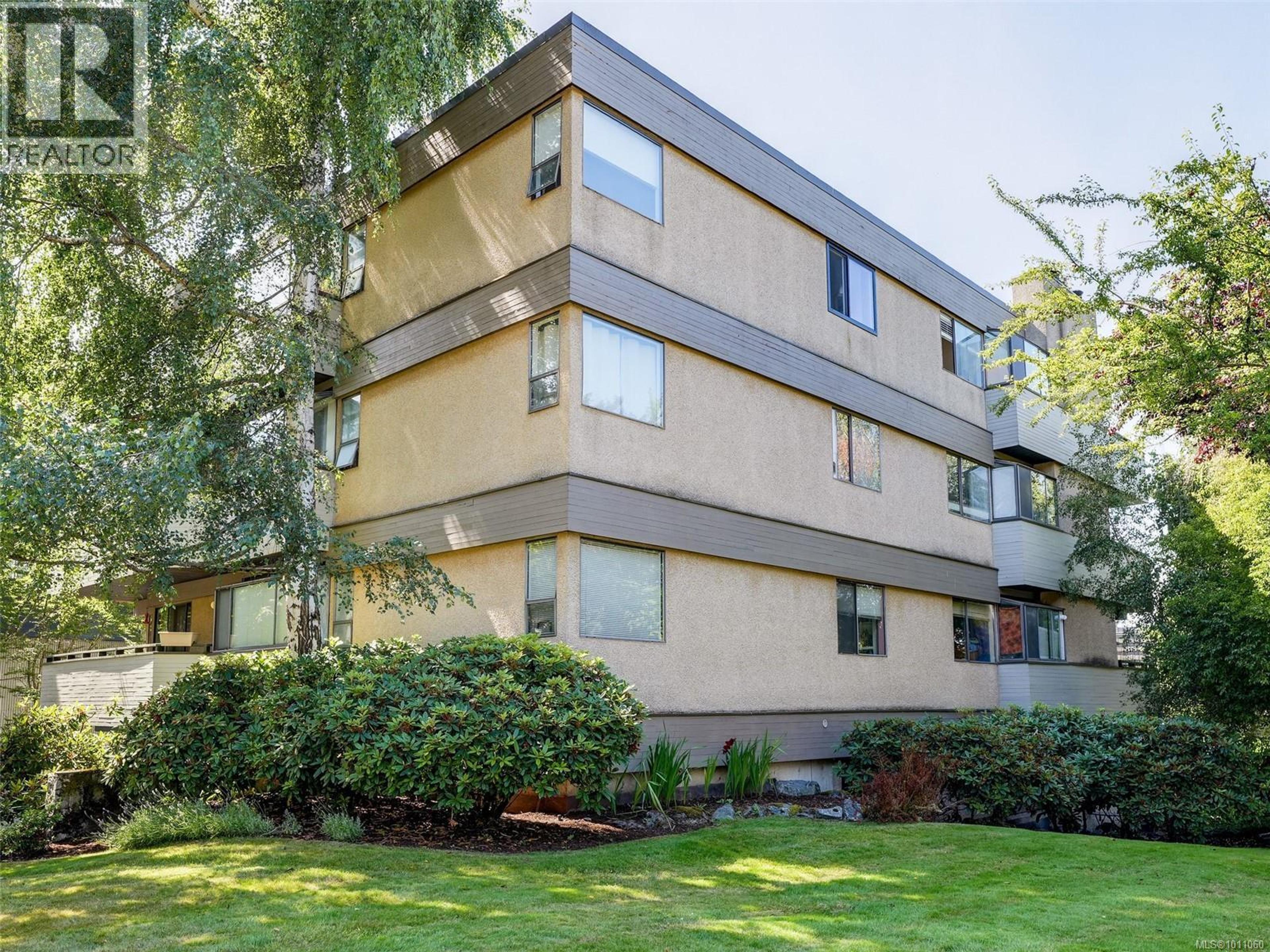 3274 Glasgow Ave, Saanich - Exteriors - Photo 2