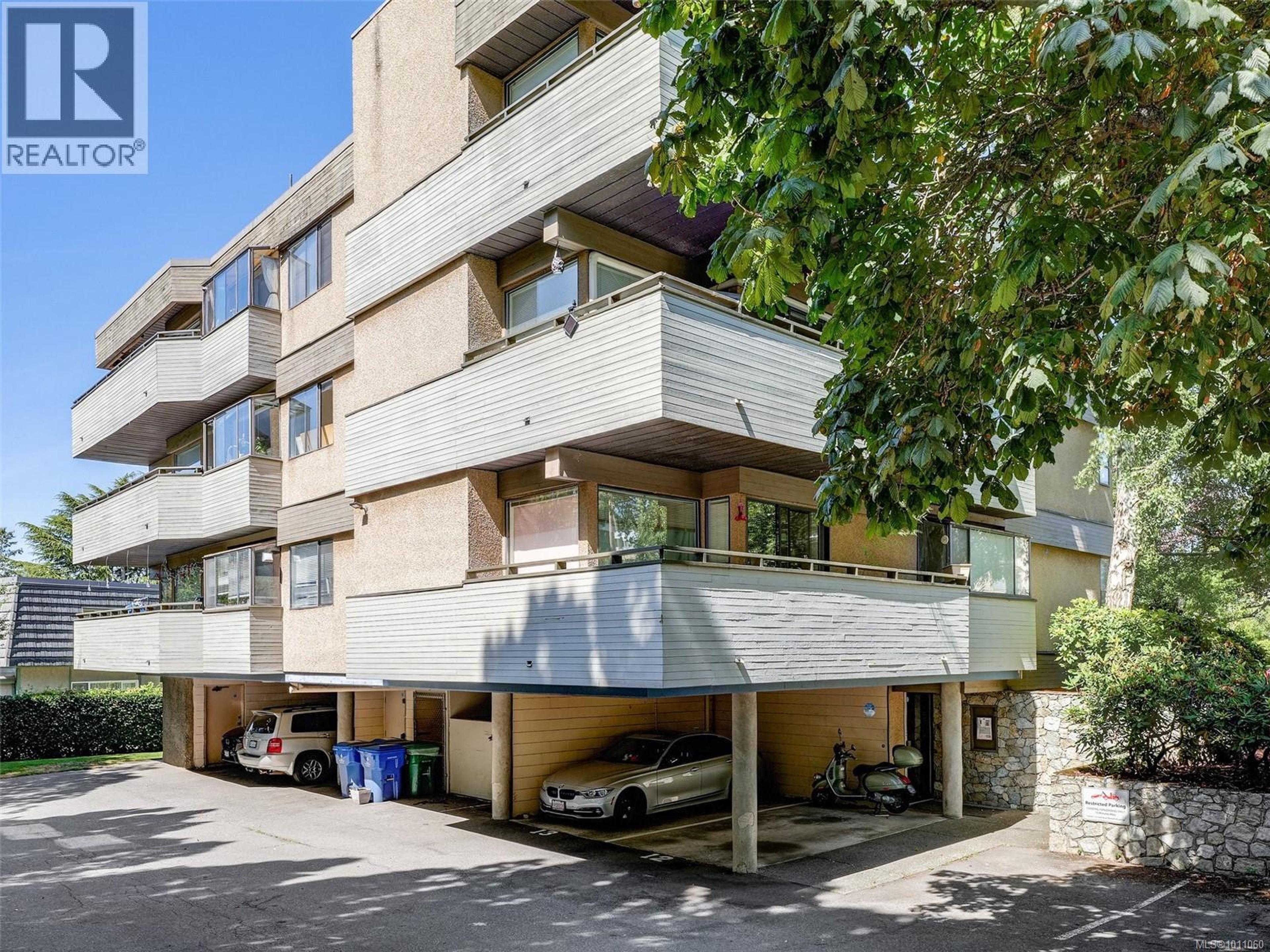 3274 Glasgow Ave, Saanich - Exteriors - Photo 3