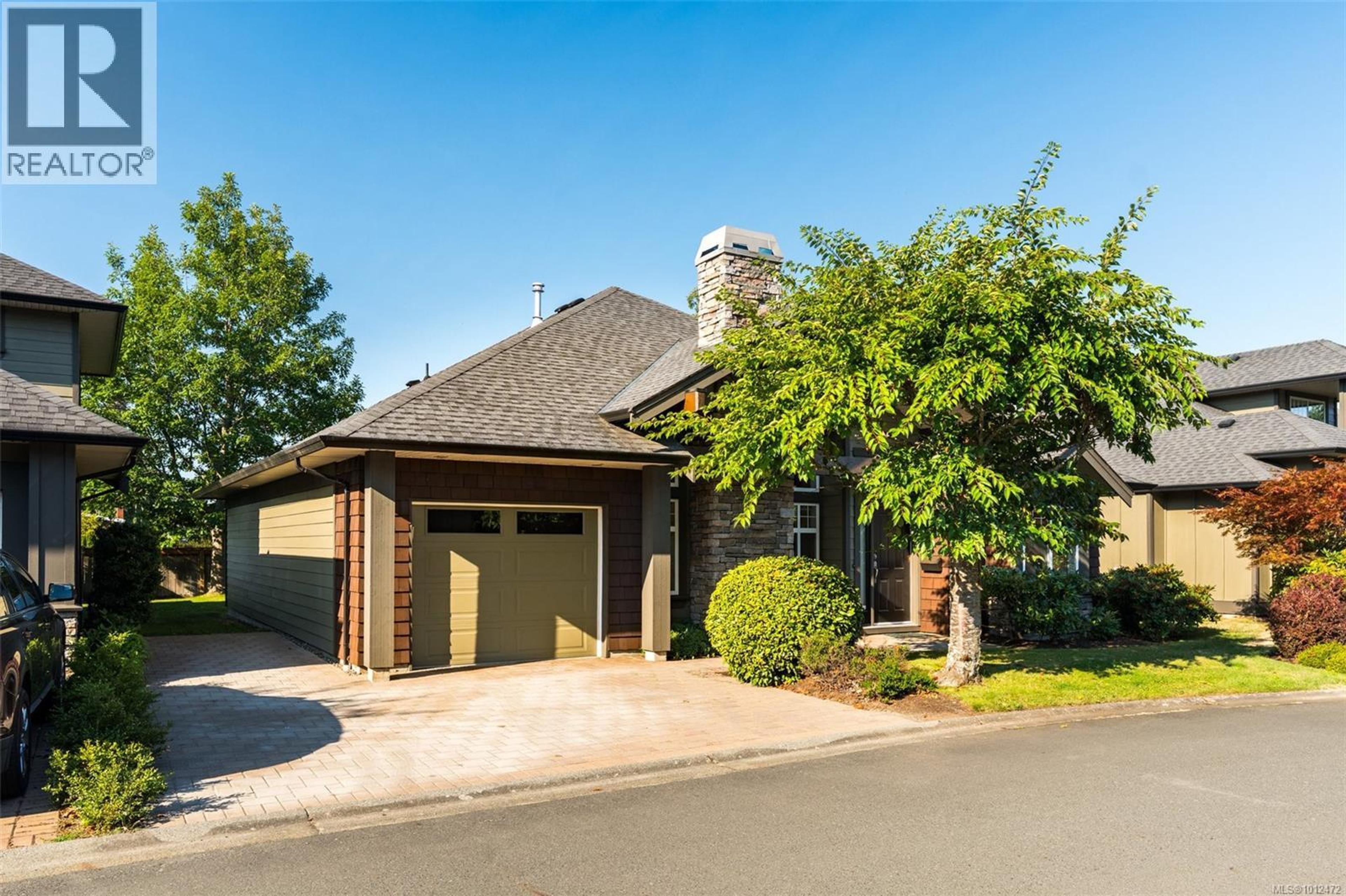 2229 Graduation Pl, Saanich - Exteriors - Photo 2