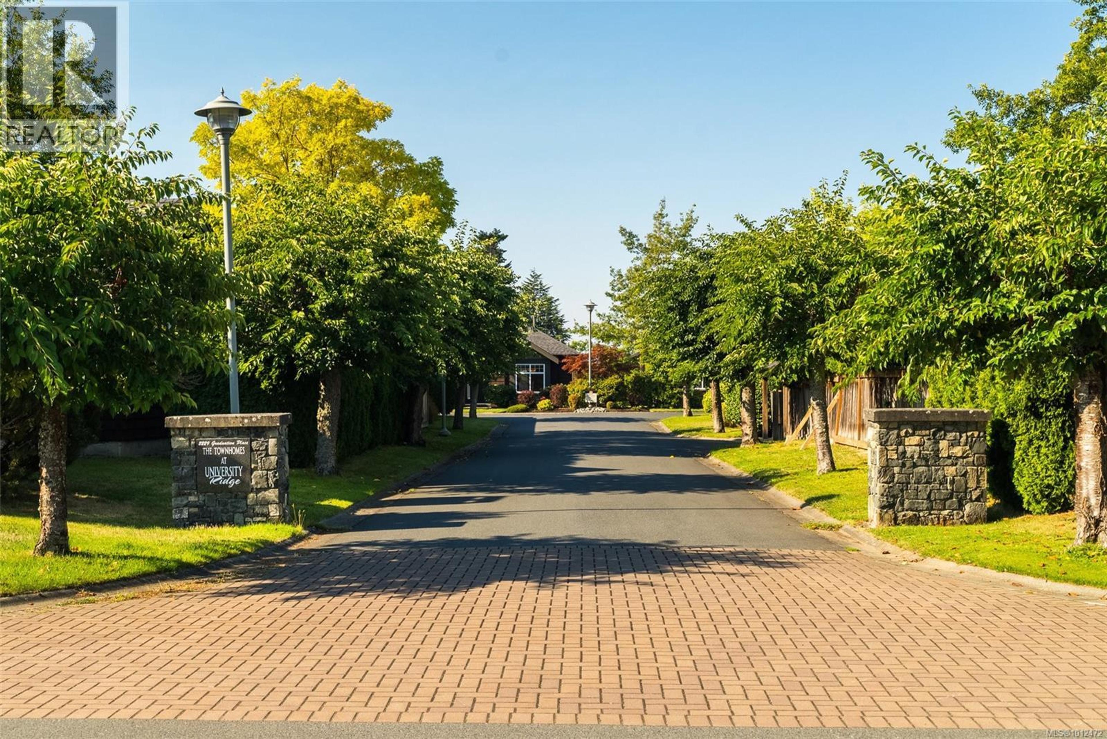 2229 Graduation Pl, Saanich - Exteriors - Photo 3