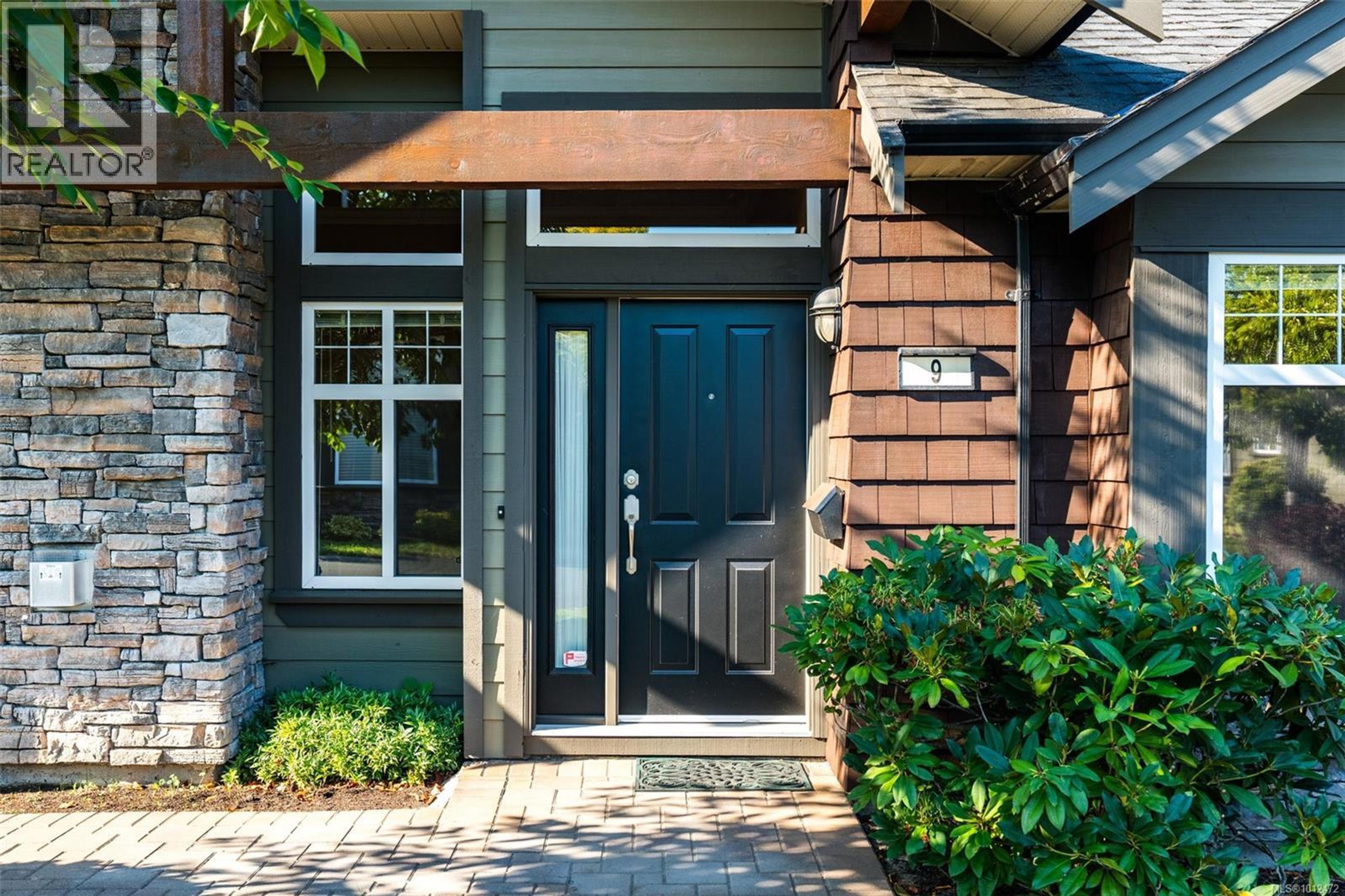 2229 Graduation Pl, Saanich - Exteriors - Photo 12