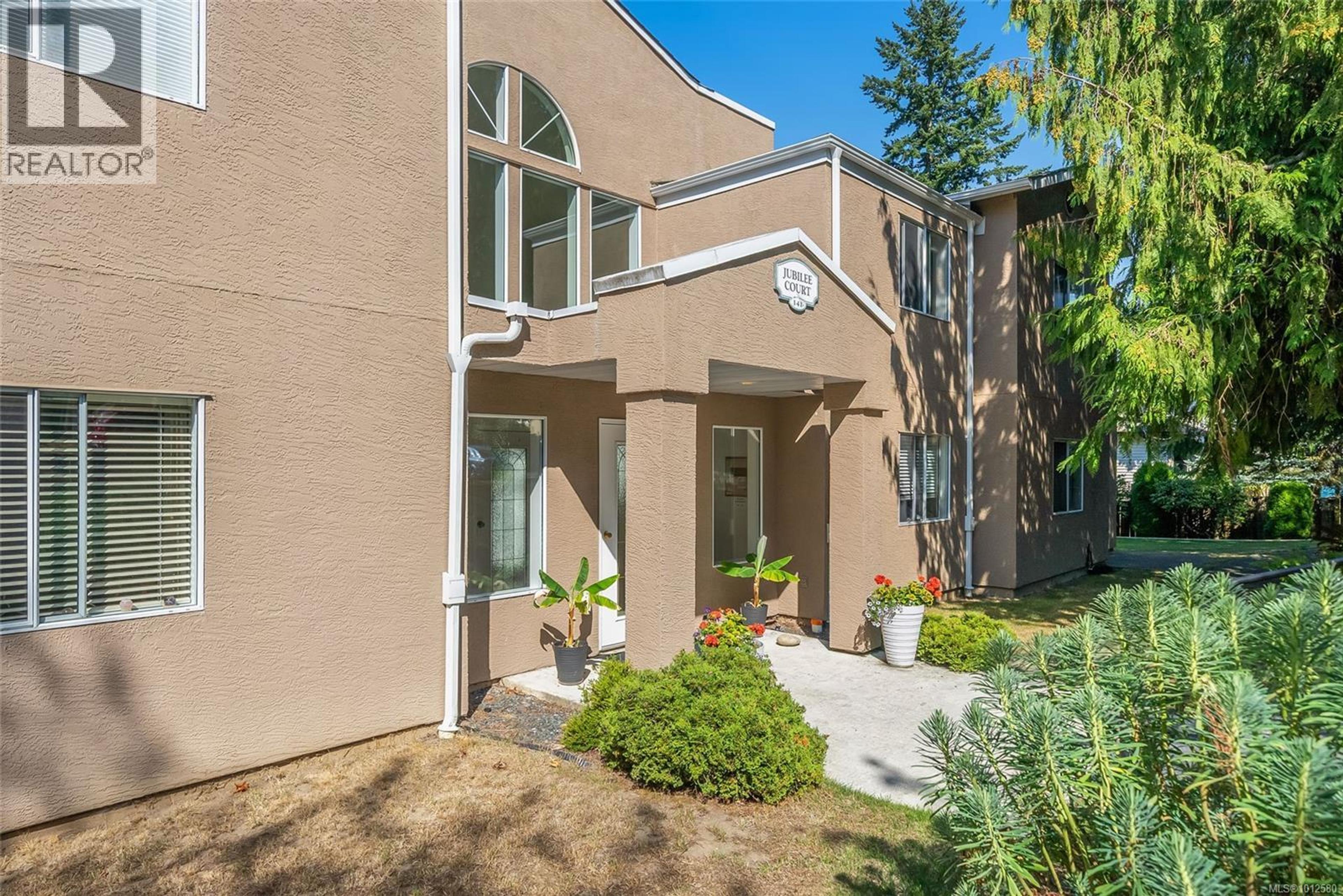 141 Sixth Ave, Qualicum Beach - Exteriors - Photo 1