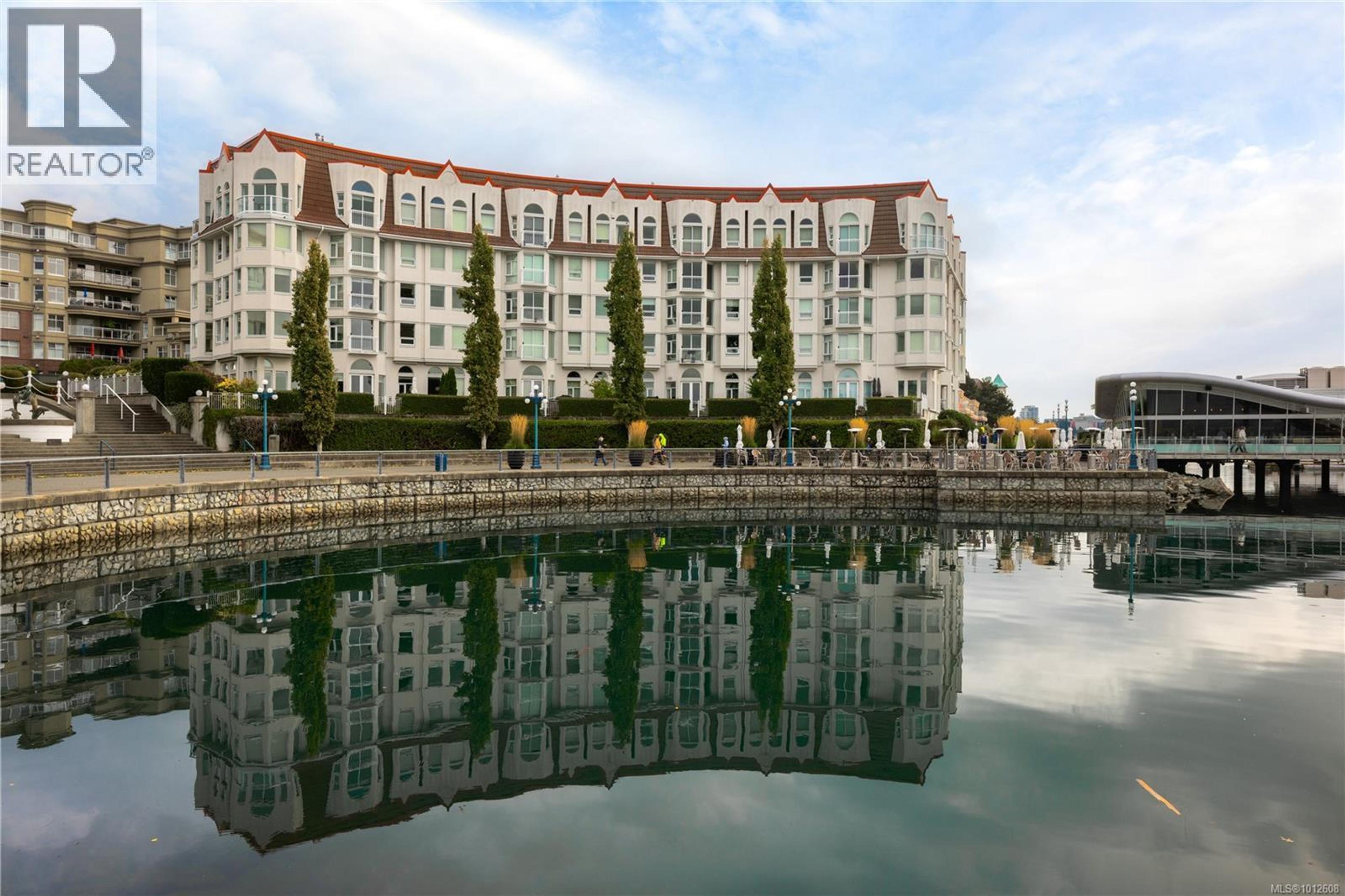 10 Paul Kane Pl, Victoria - Exteriors - Full Complex View - Photo 4