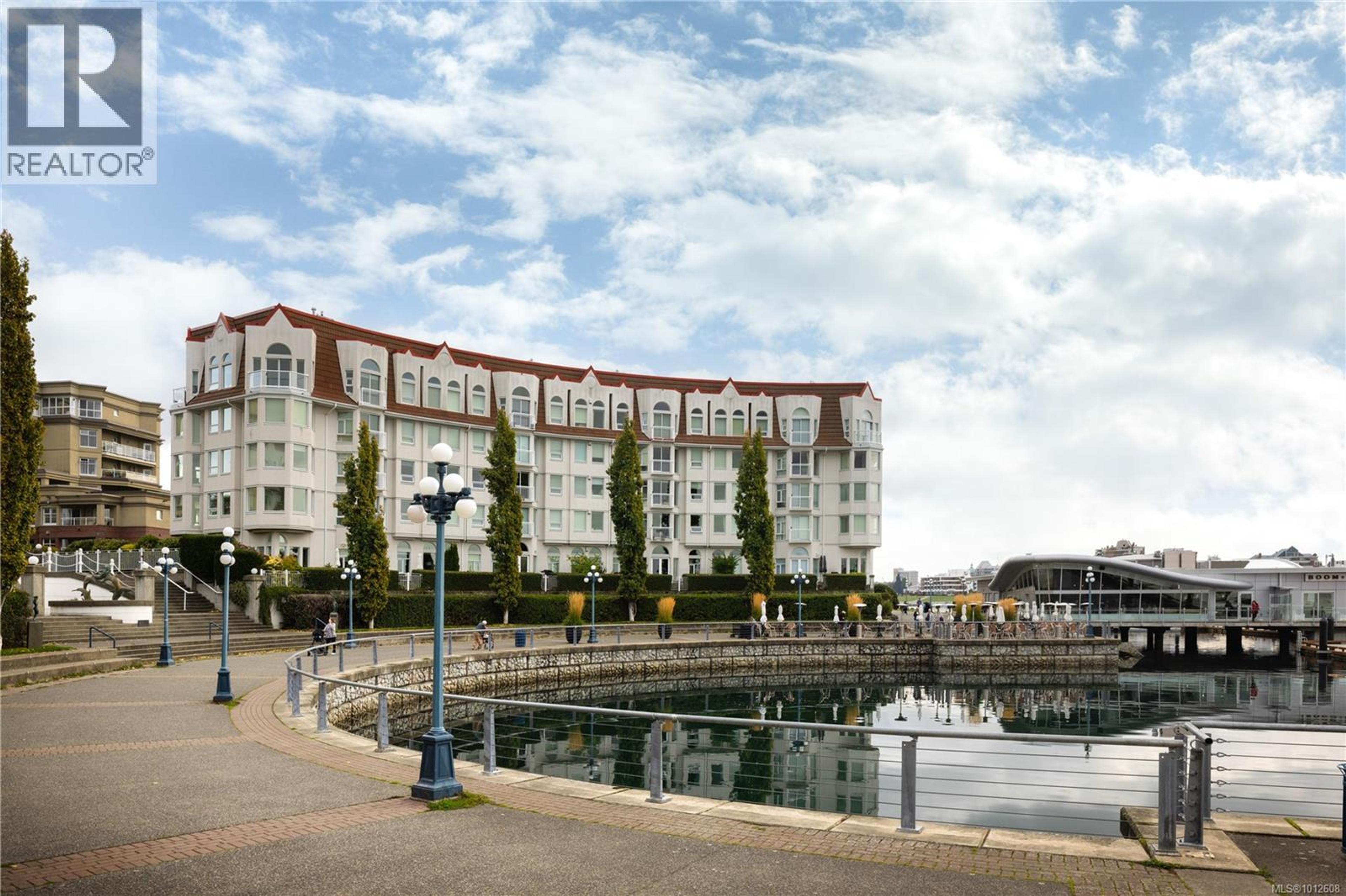 10 Paul Kane Pl, Victoria - Exteriors - Full Complex View - Photo 5