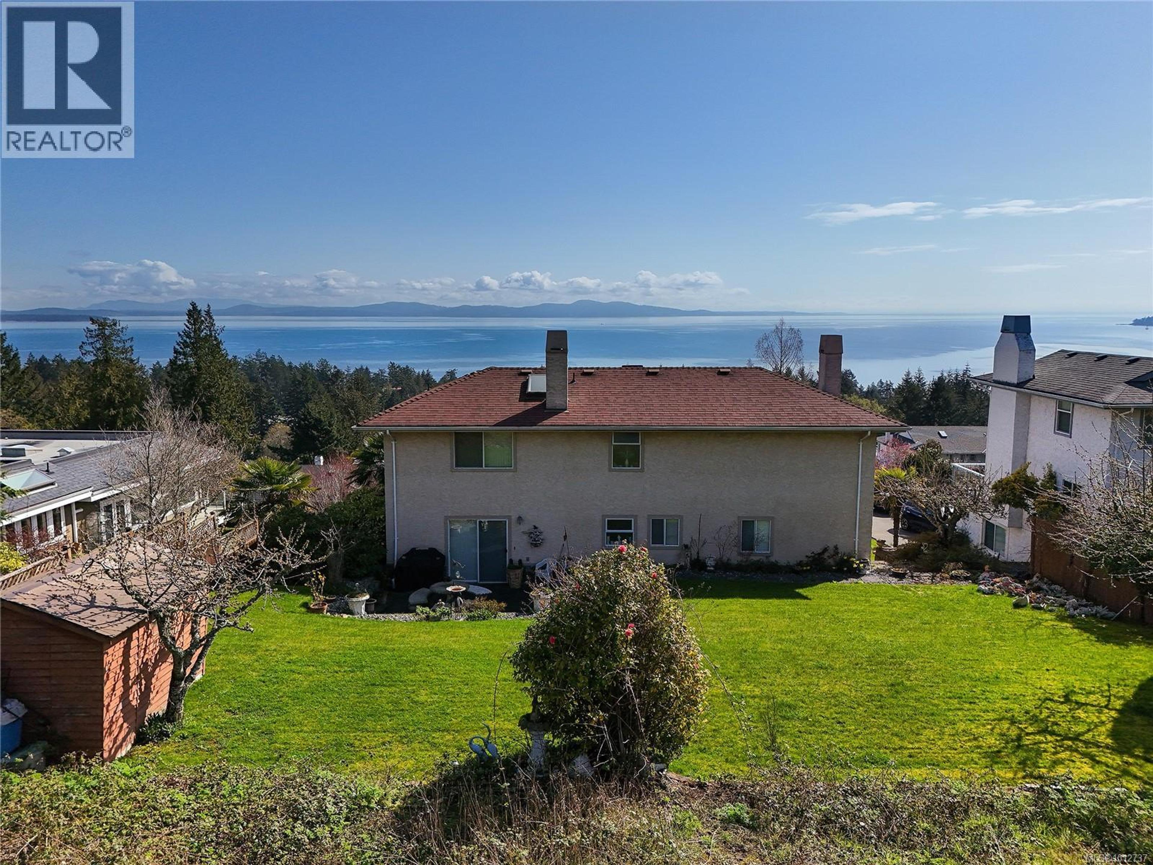 805 Yole Pl, Saanich - Exteriors - Photo 2